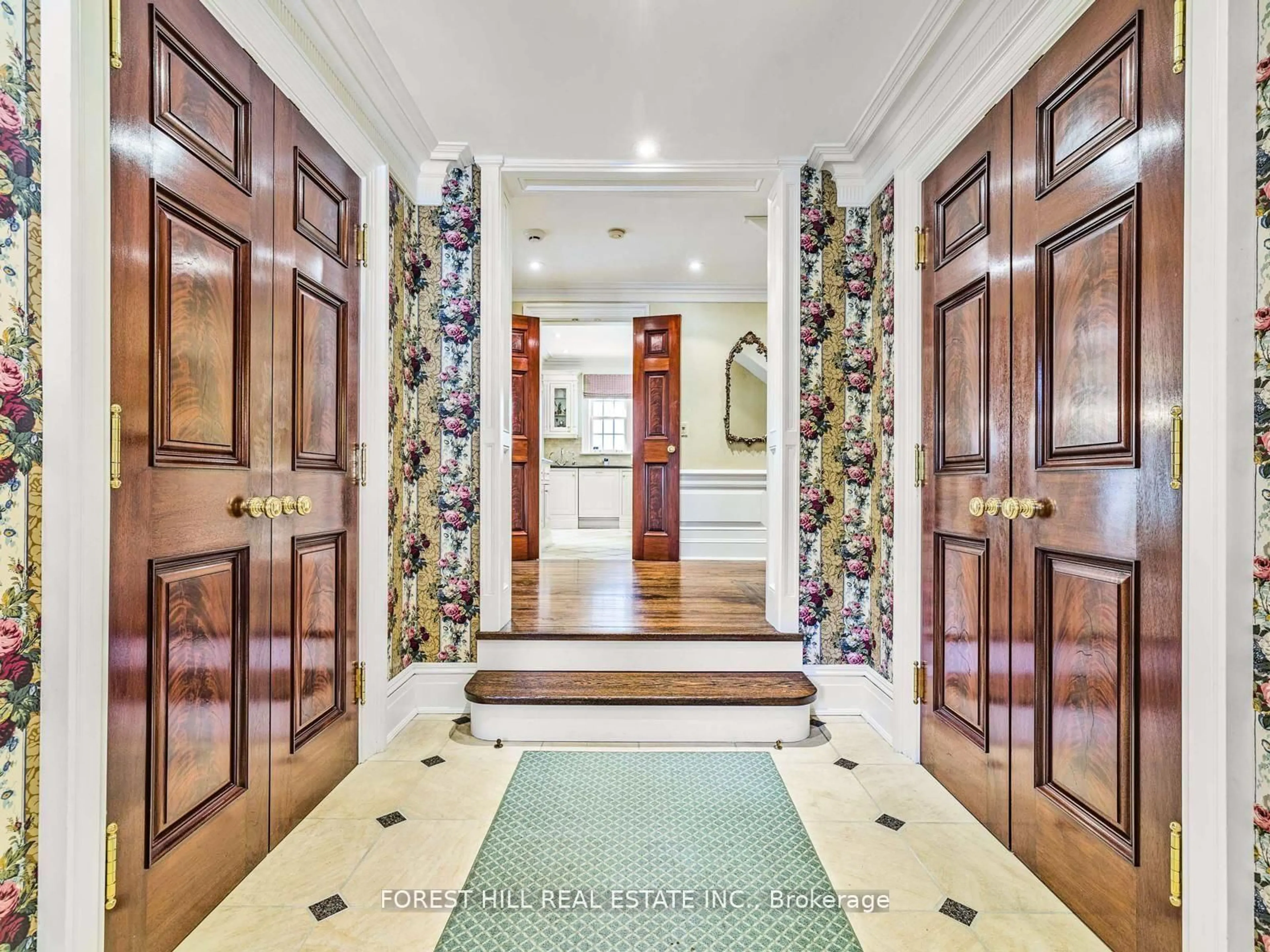 Indoor entryway for 11 Dewbourne Ave, Toronto Ontario M5P 1Z3