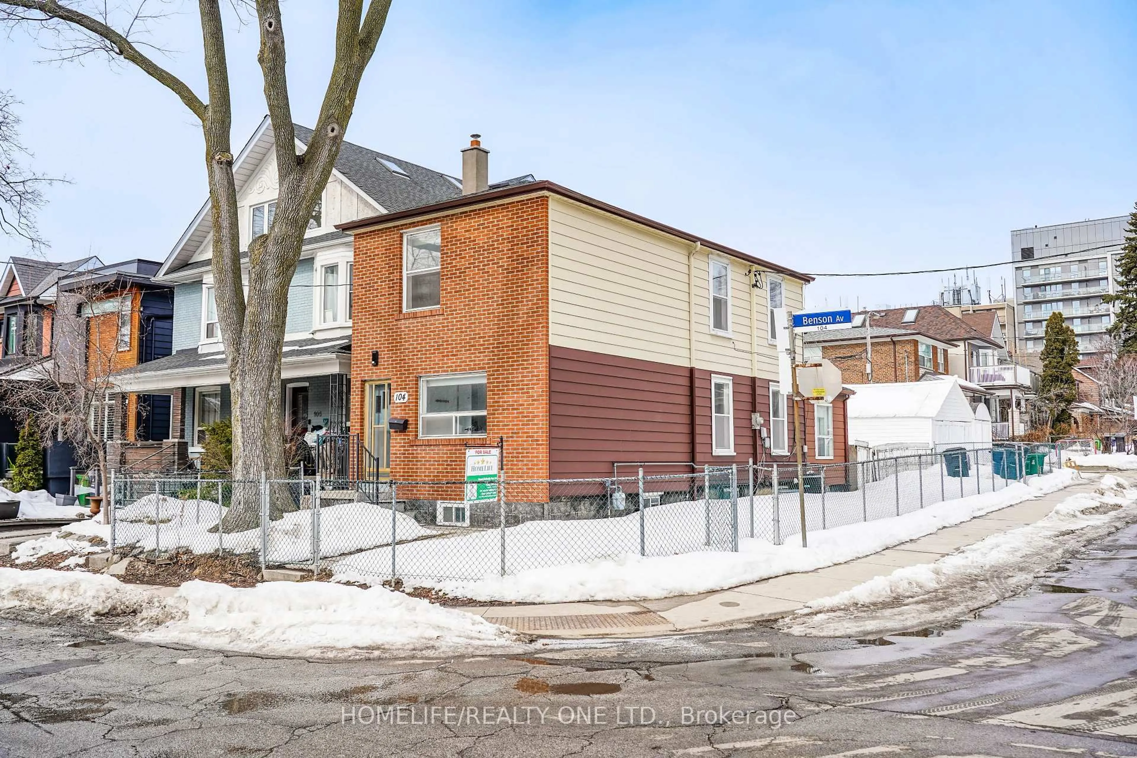 Unknown for 104 Benson Ave, Toronto Ontario M6G 2J1