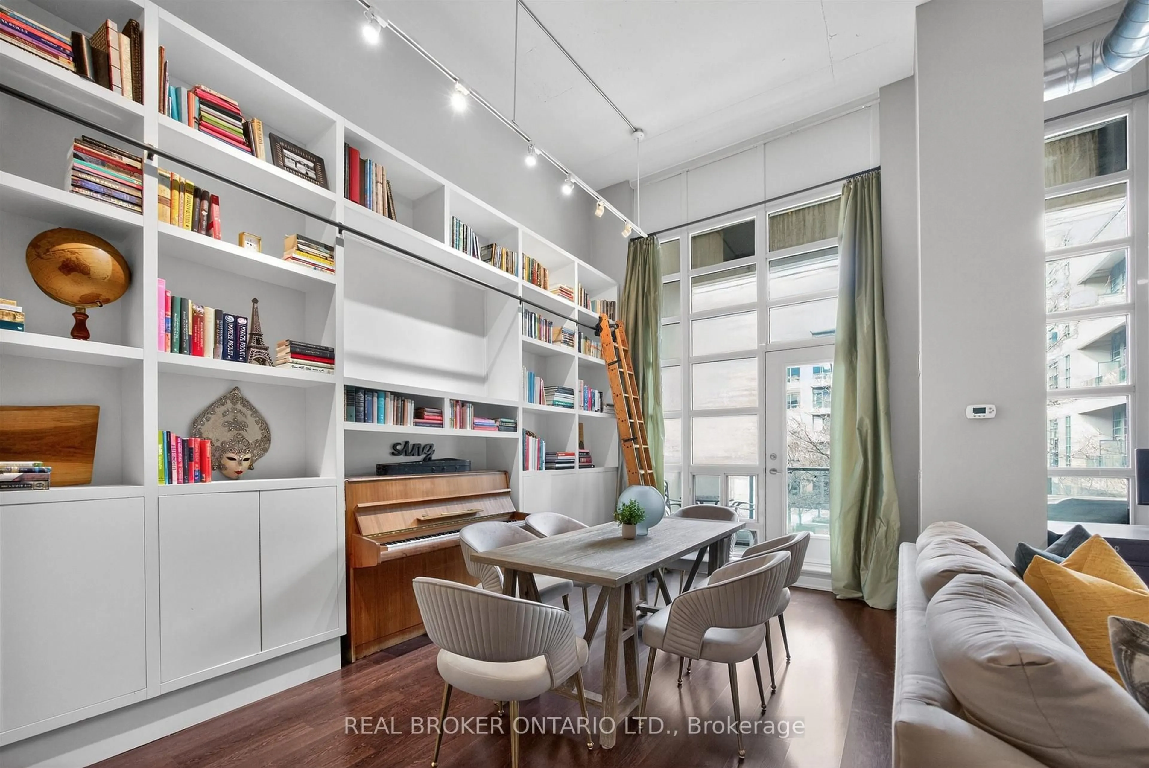 Unknown for 380 Macpherson Ave #209, Toronto Ontario M4V 3E3