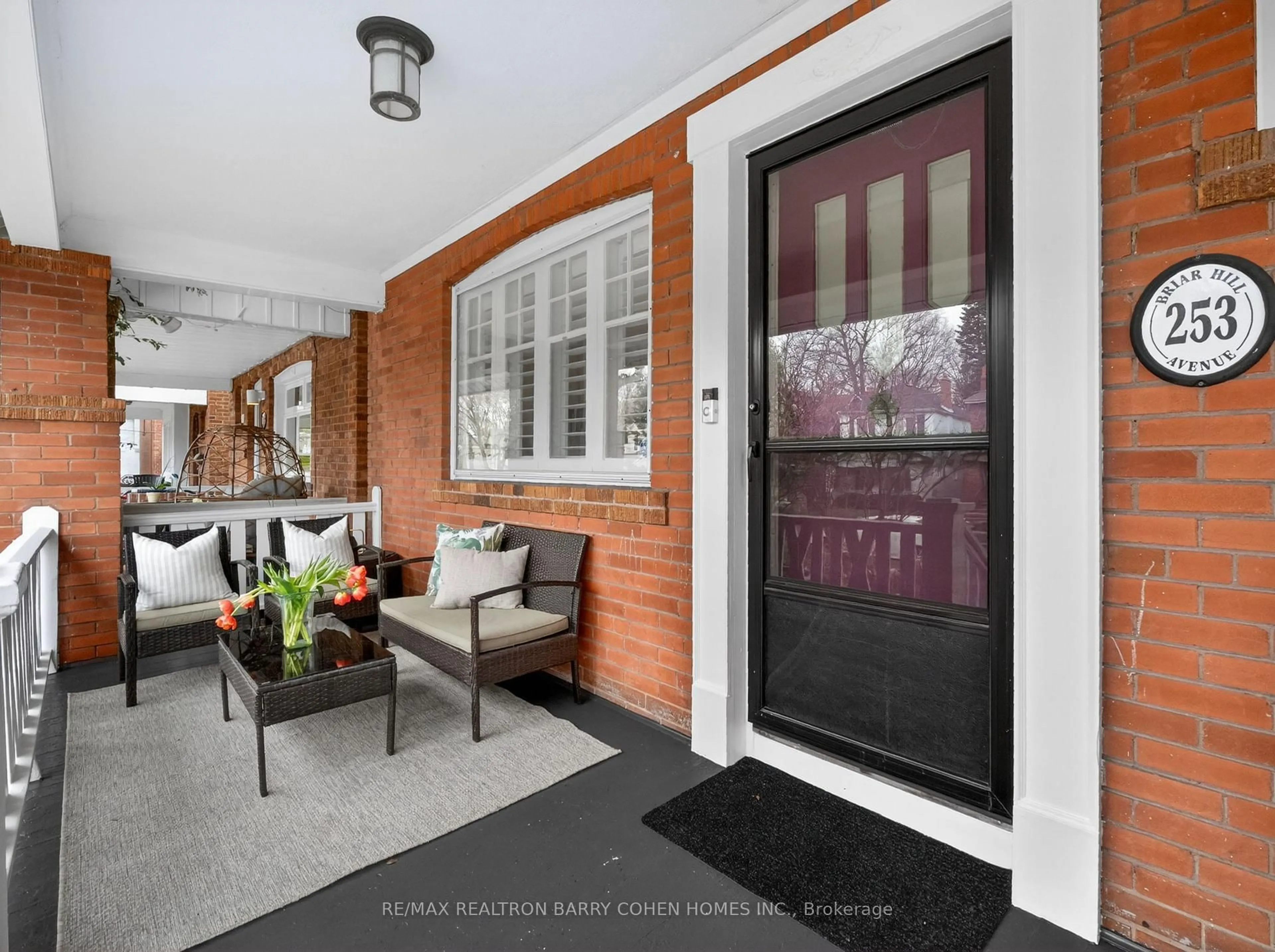 Indoor entryway for 253 Briar Hill Ave, Toronto Ontario M4R 1J3