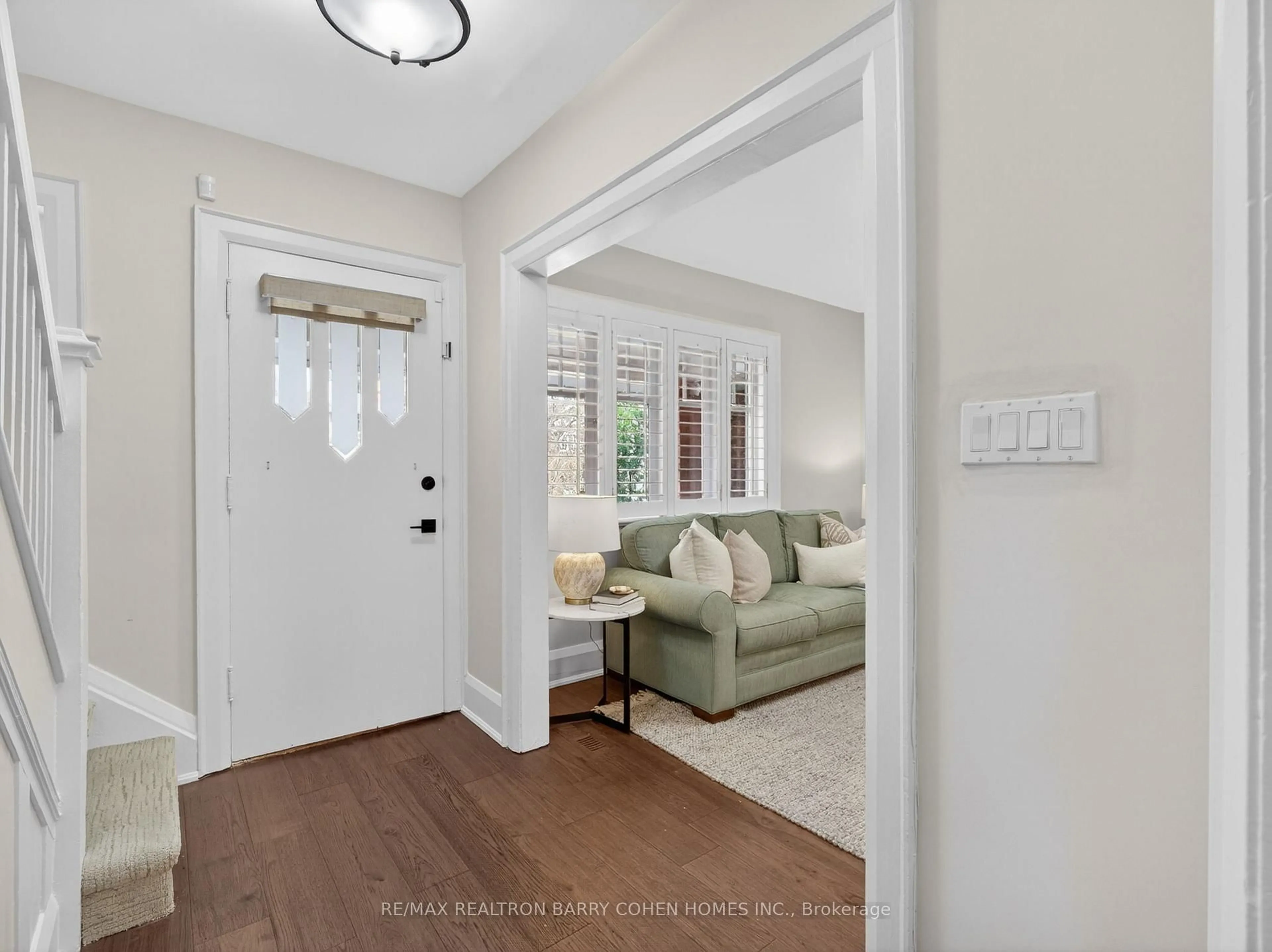 Indoor entryway for 253 Briar Hill Ave, Toronto Ontario M4R 1J3