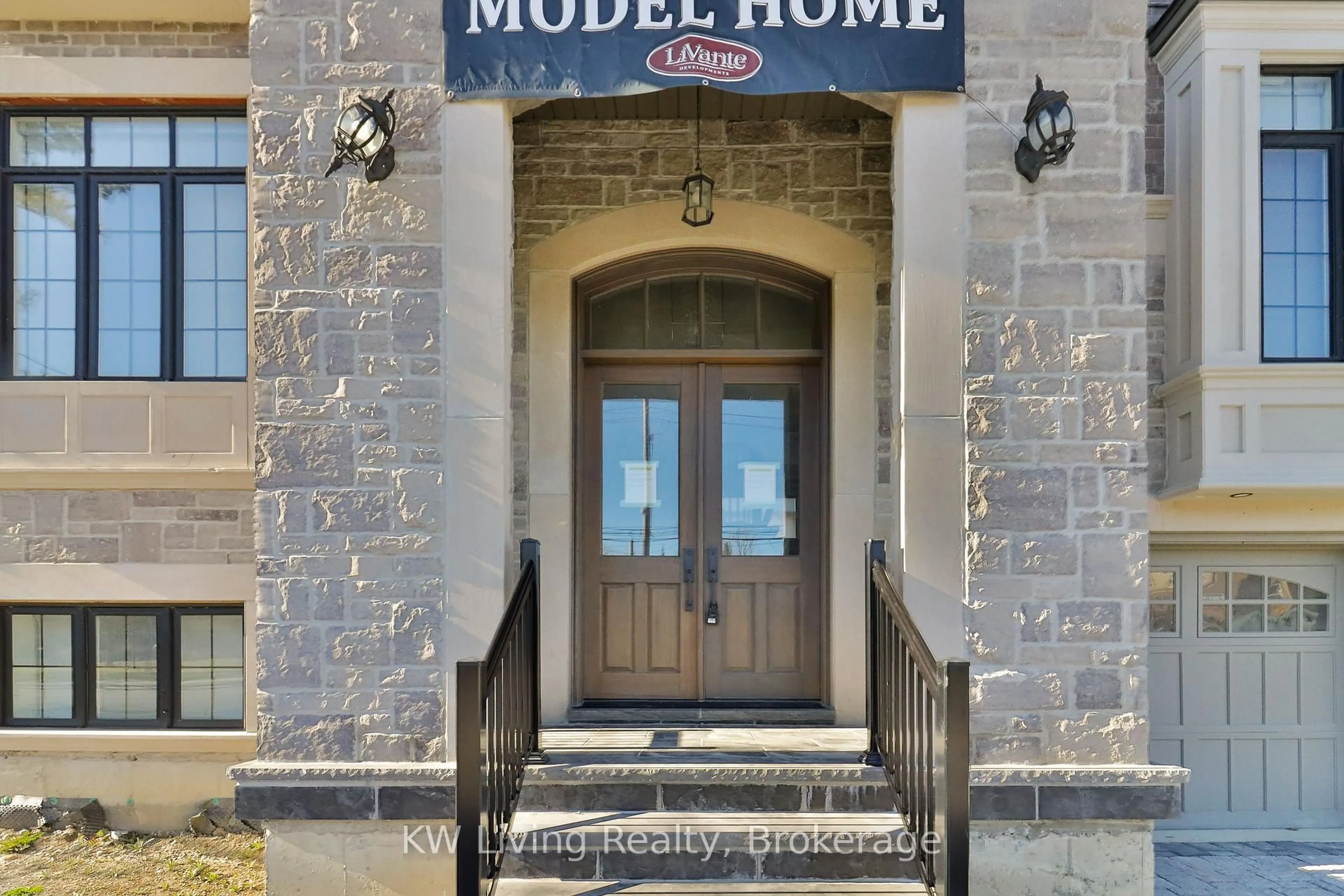 Indoor foyer for 162 Cummer Ave, Toronto Ontario M2M 0B7