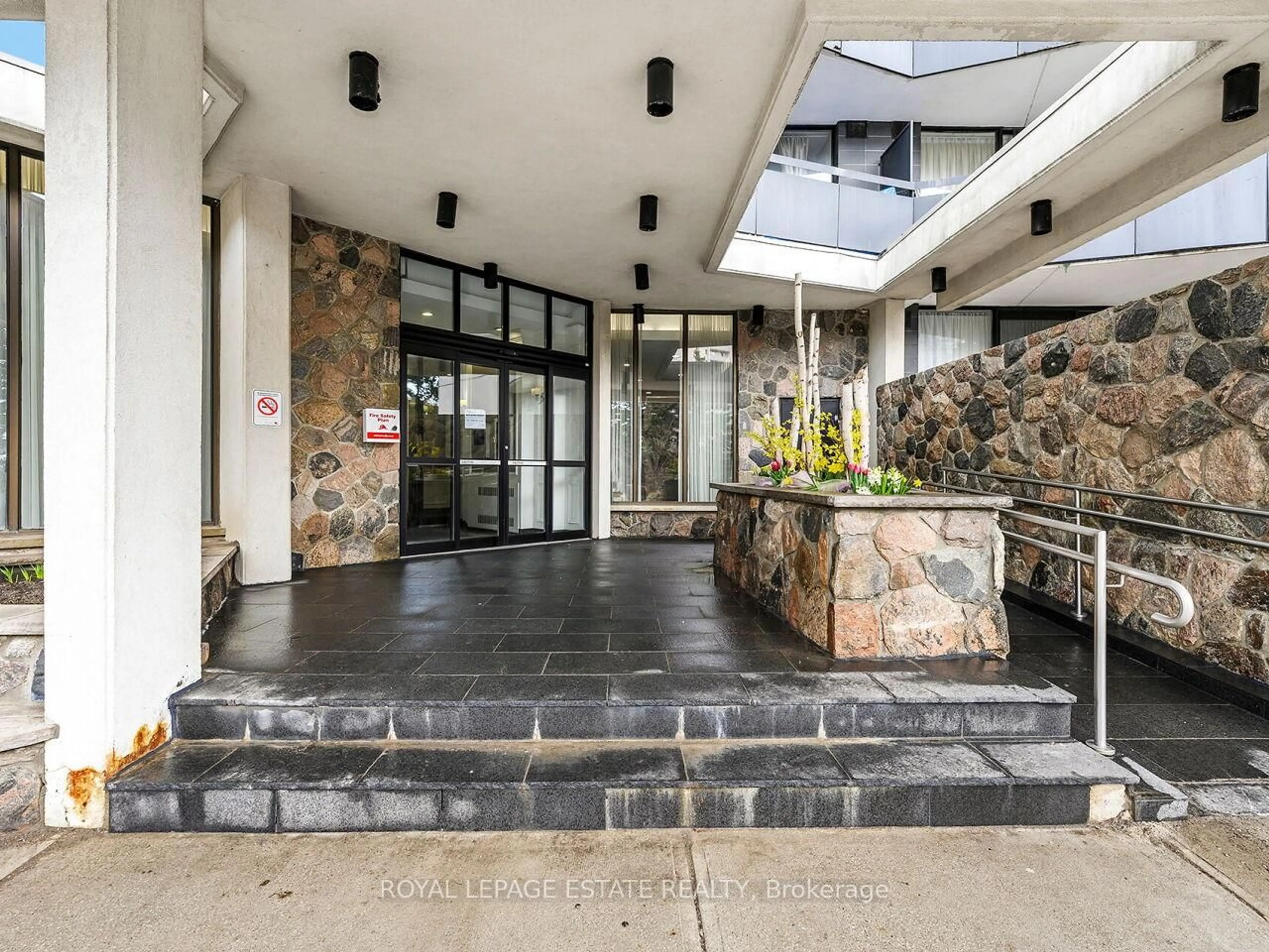 Indoor foyer for 75 Graydon Hall Manr #PH05, Toronto Ontario M3A 3M5