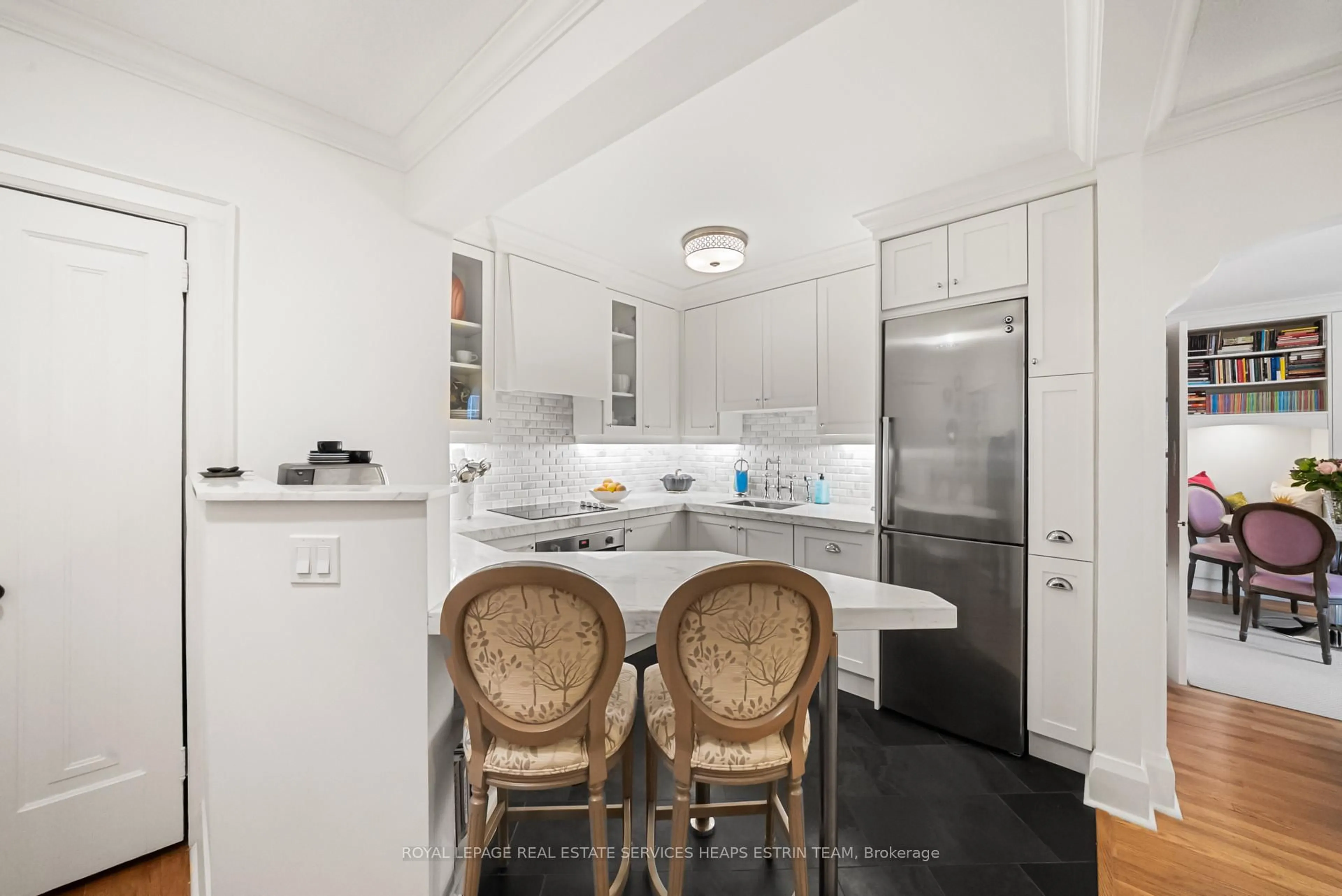 Standard kitchen, ceramic/tile floor for 480 Oriole Pkwy ##205, Toronto Ontario M5P 2H8