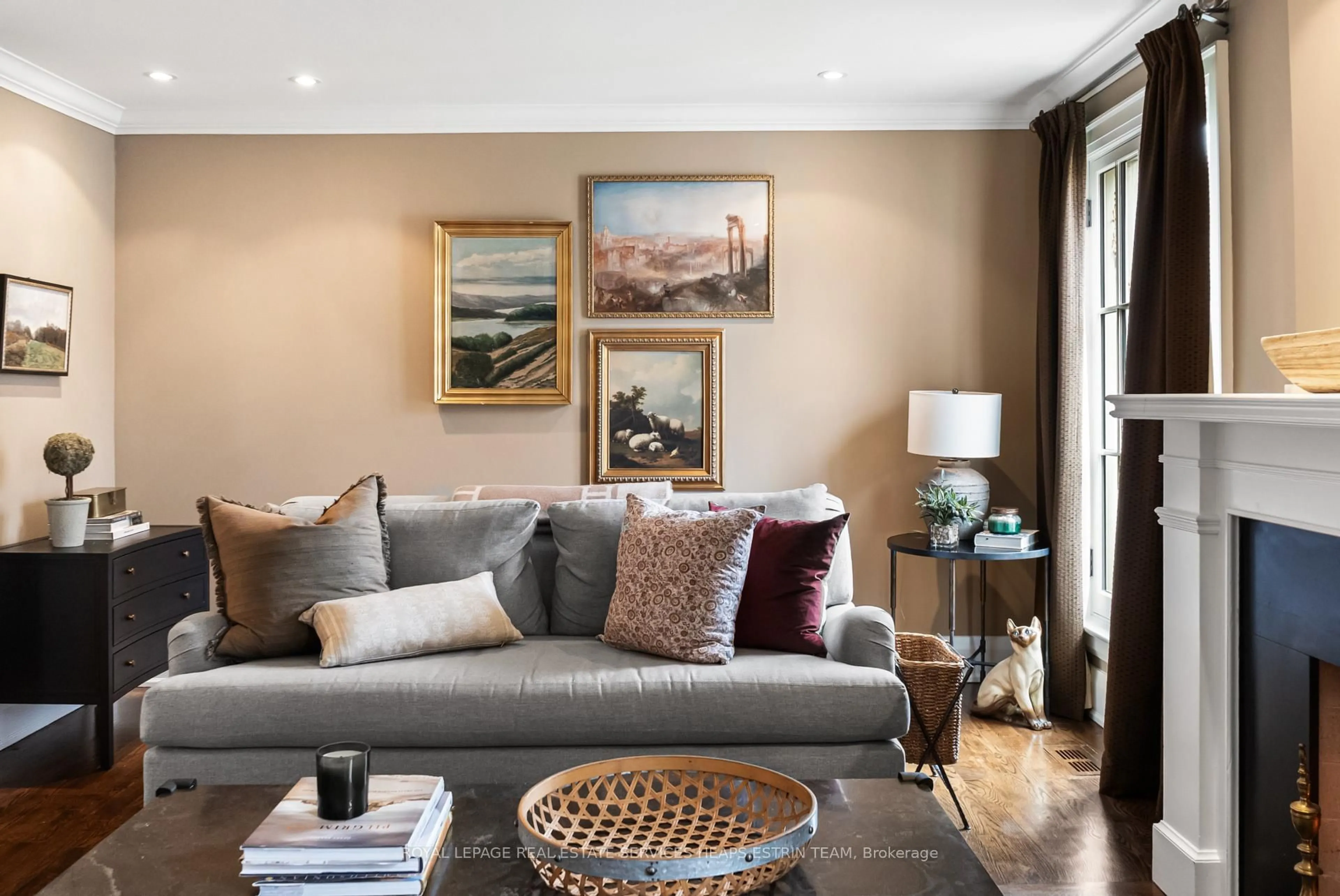 Living room with furniture, unknown for 115 Inglewood Dr, Toronto Ontario M4T 1H6