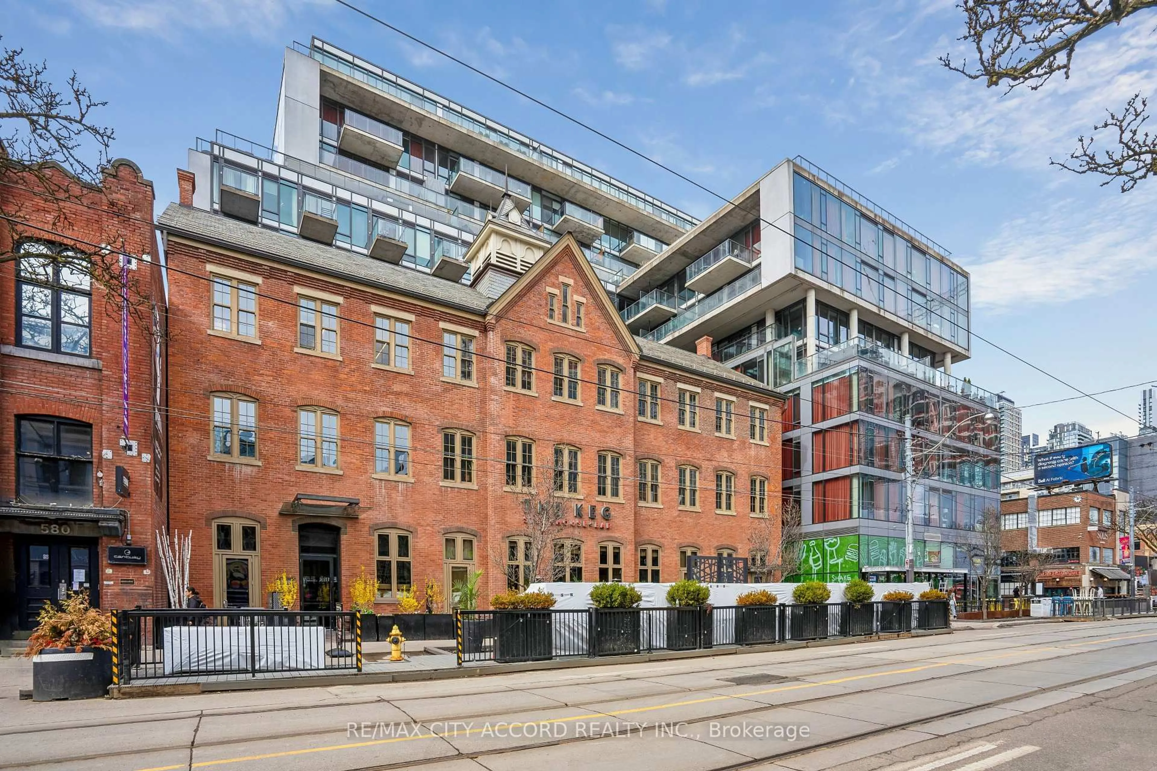 Home with brick exterior material, building for 560 King St #718, Toronto Ontario M5V 1M3