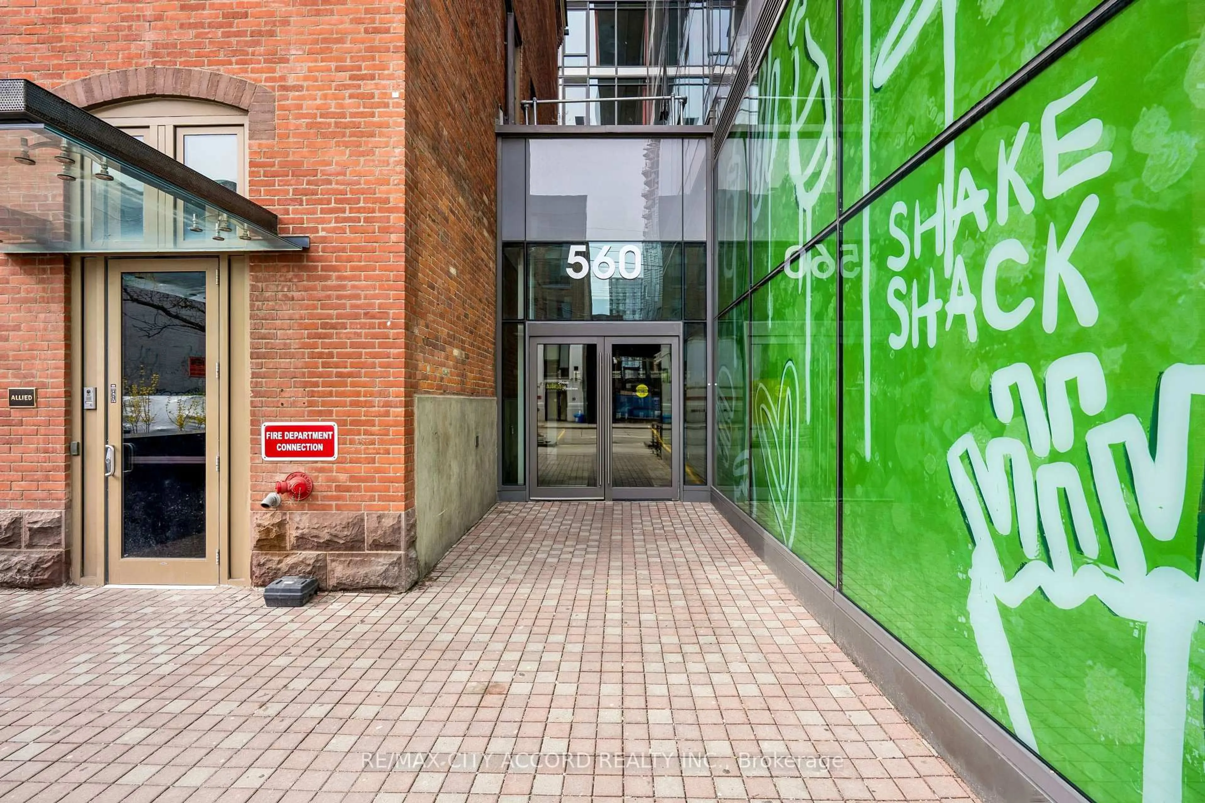 Indoor foyer for 560 King St #718, Toronto Ontario M5V 1M3