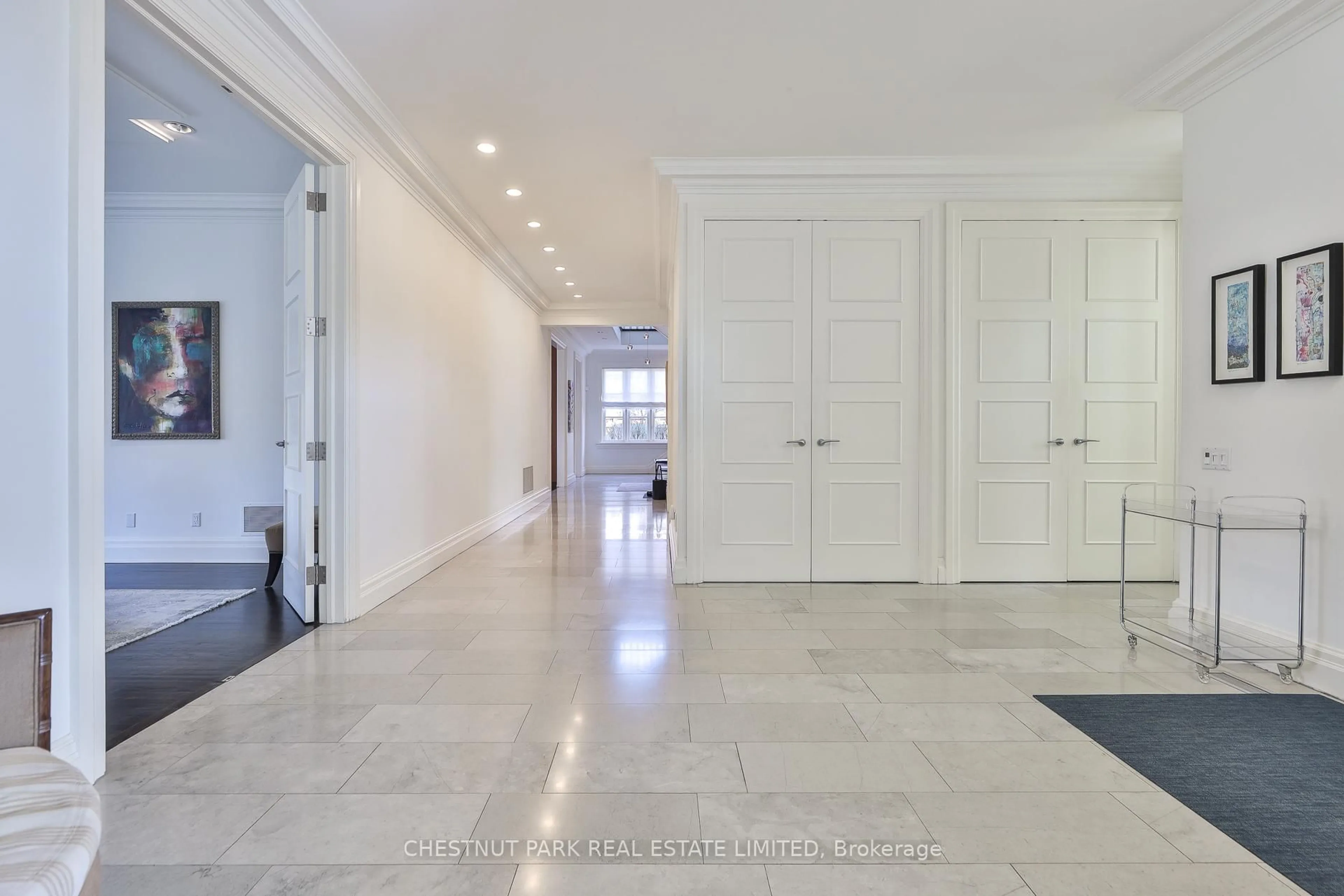 Indoor foyer for 1 Glen Edyth Pl, Toronto Ontario M4V 2W1