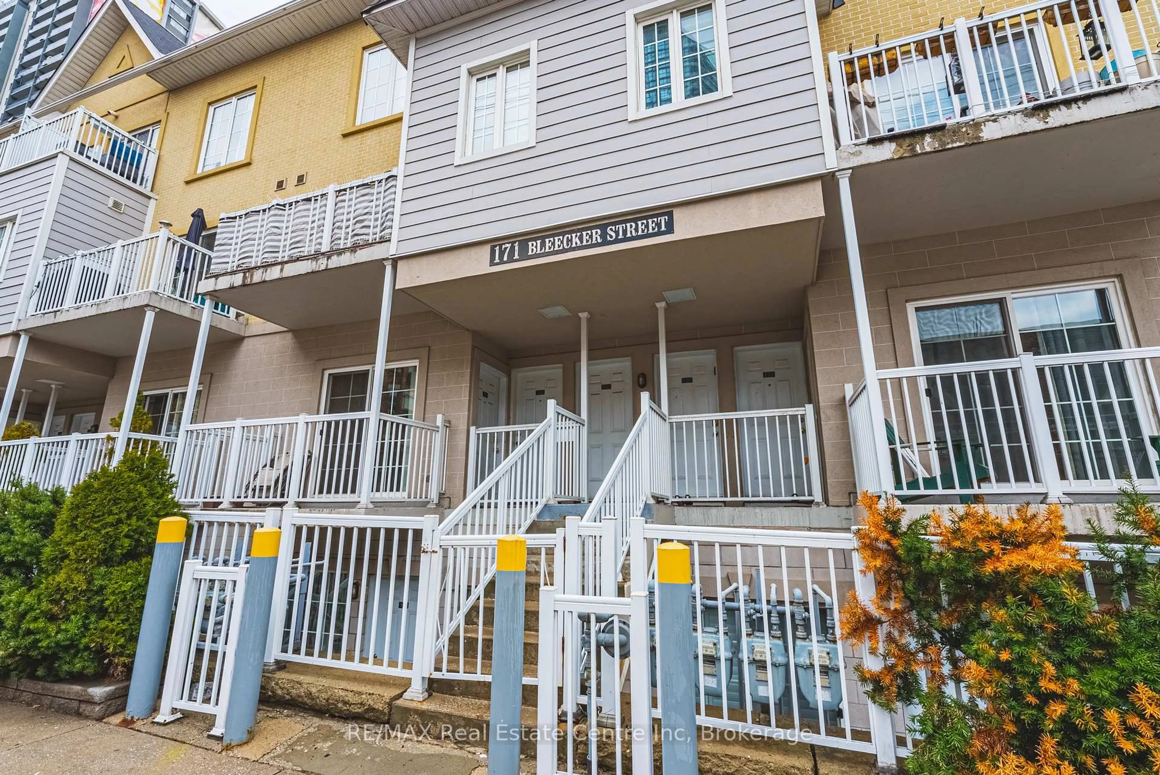 Patio, street for 171 Bleecker St #222, Toronto Ontario M4X 1L9