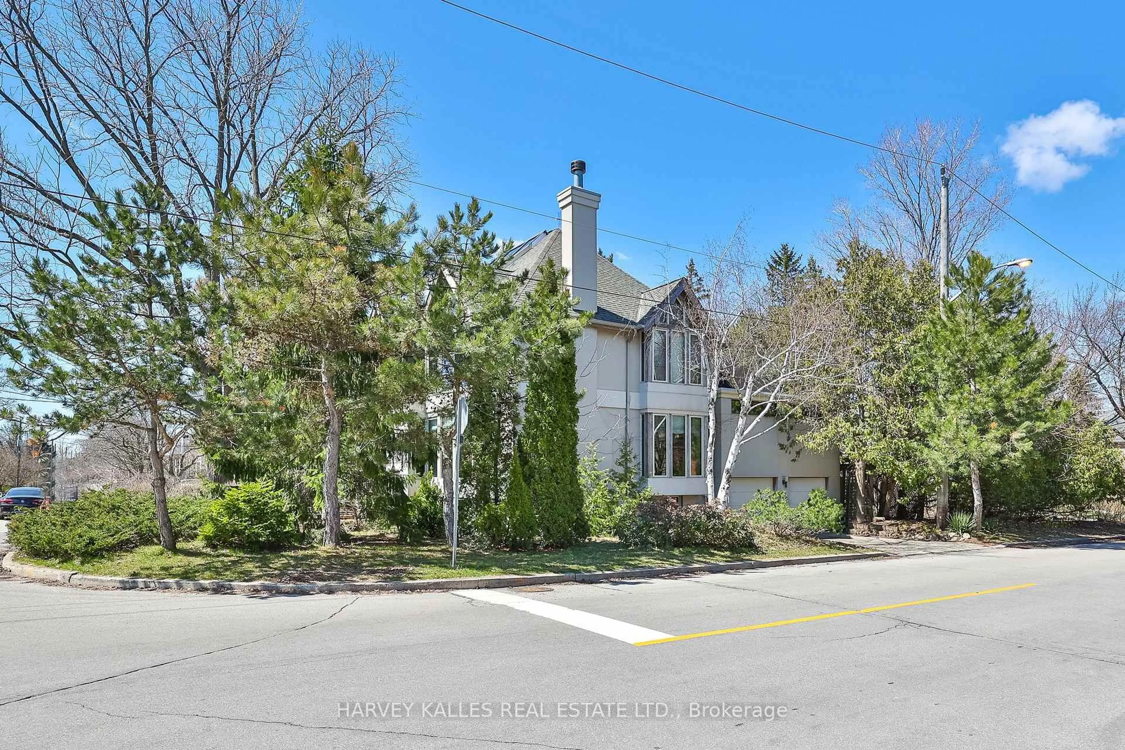 A pic from outside/outdoor area/front of a property/back of a property/a pic from drone, street for 470 Brookdale Ave, Toronto Ontario M5M 1R7