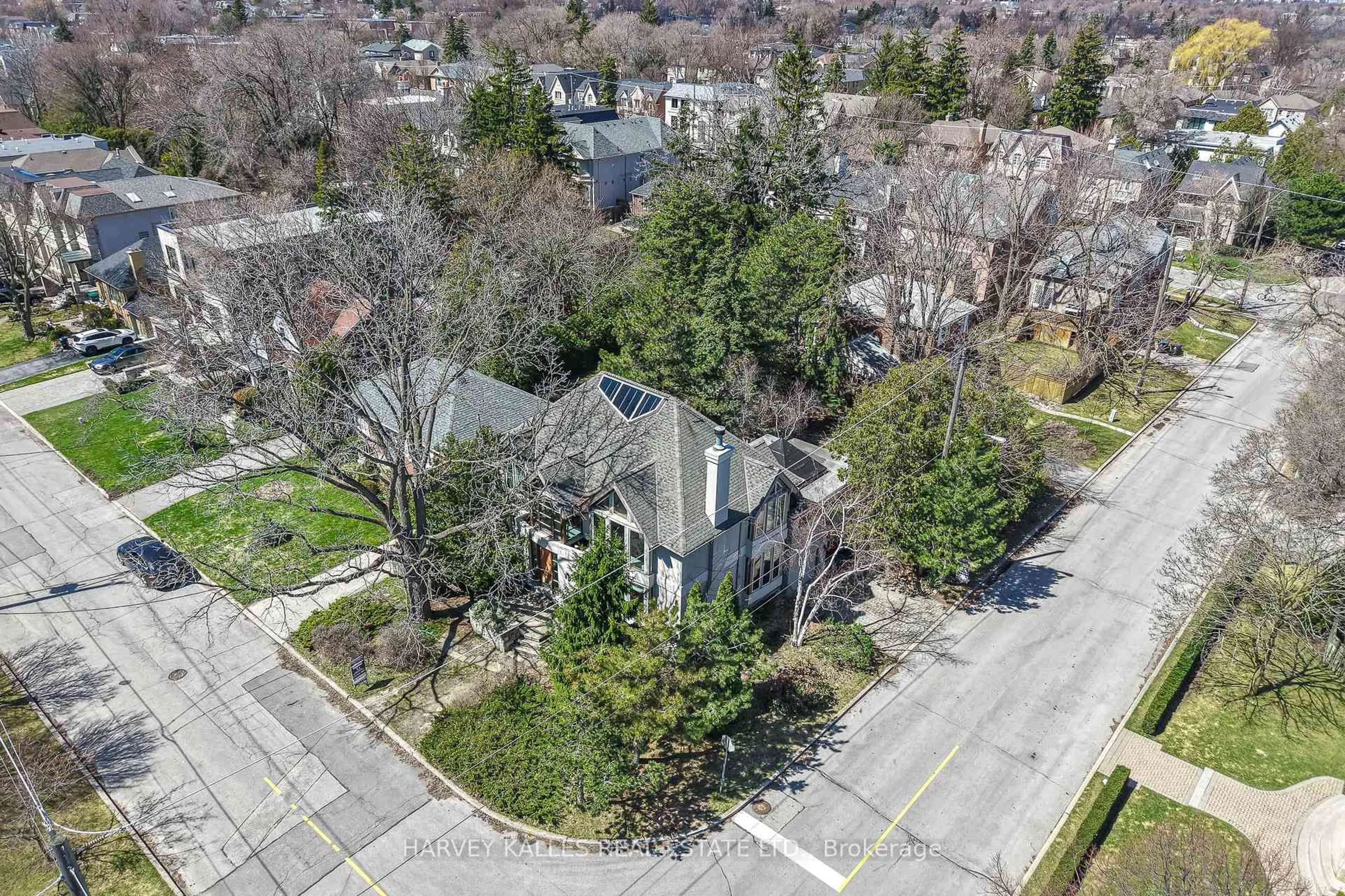A pic from outside/outdoor area/front of a property/back of a property/a pic from drone, street for 470 Brookdale Ave, Toronto Ontario M5M 1R7