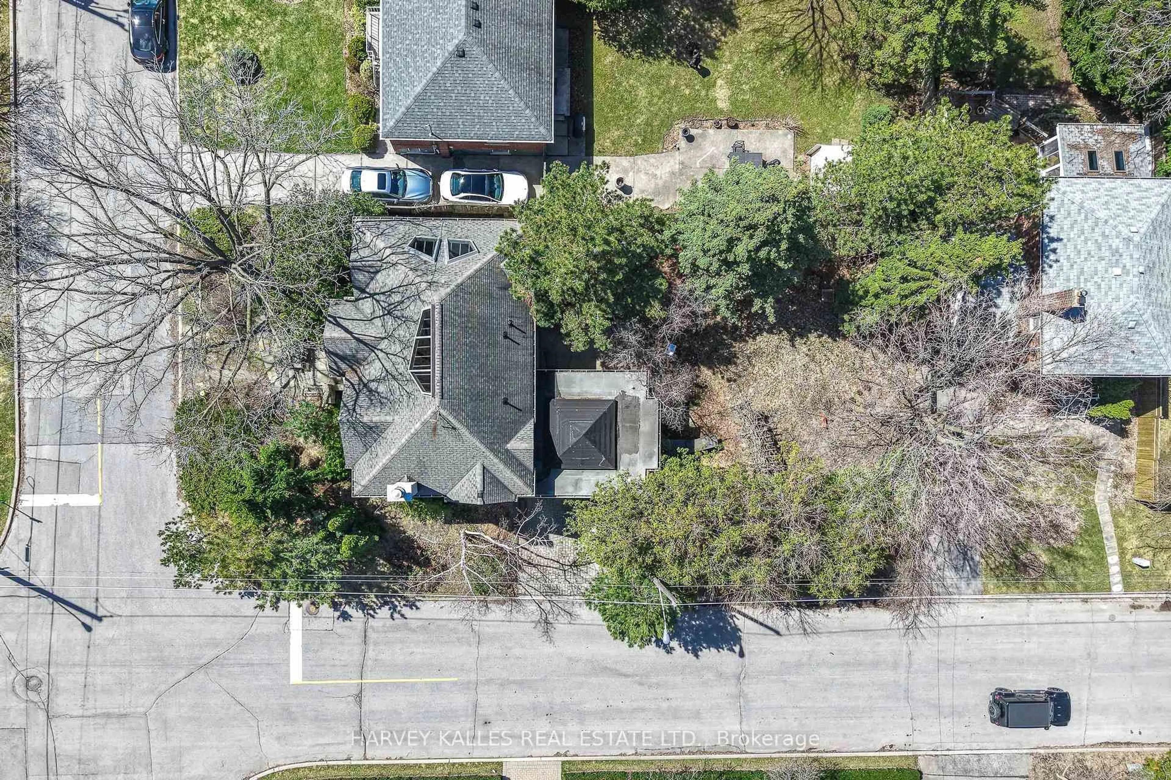 A pic from outside/outdoor area/front of a property/back of a property/a pic from drone, street for 470 Brookdale Ave, Toronto Ontario M5M 1R7