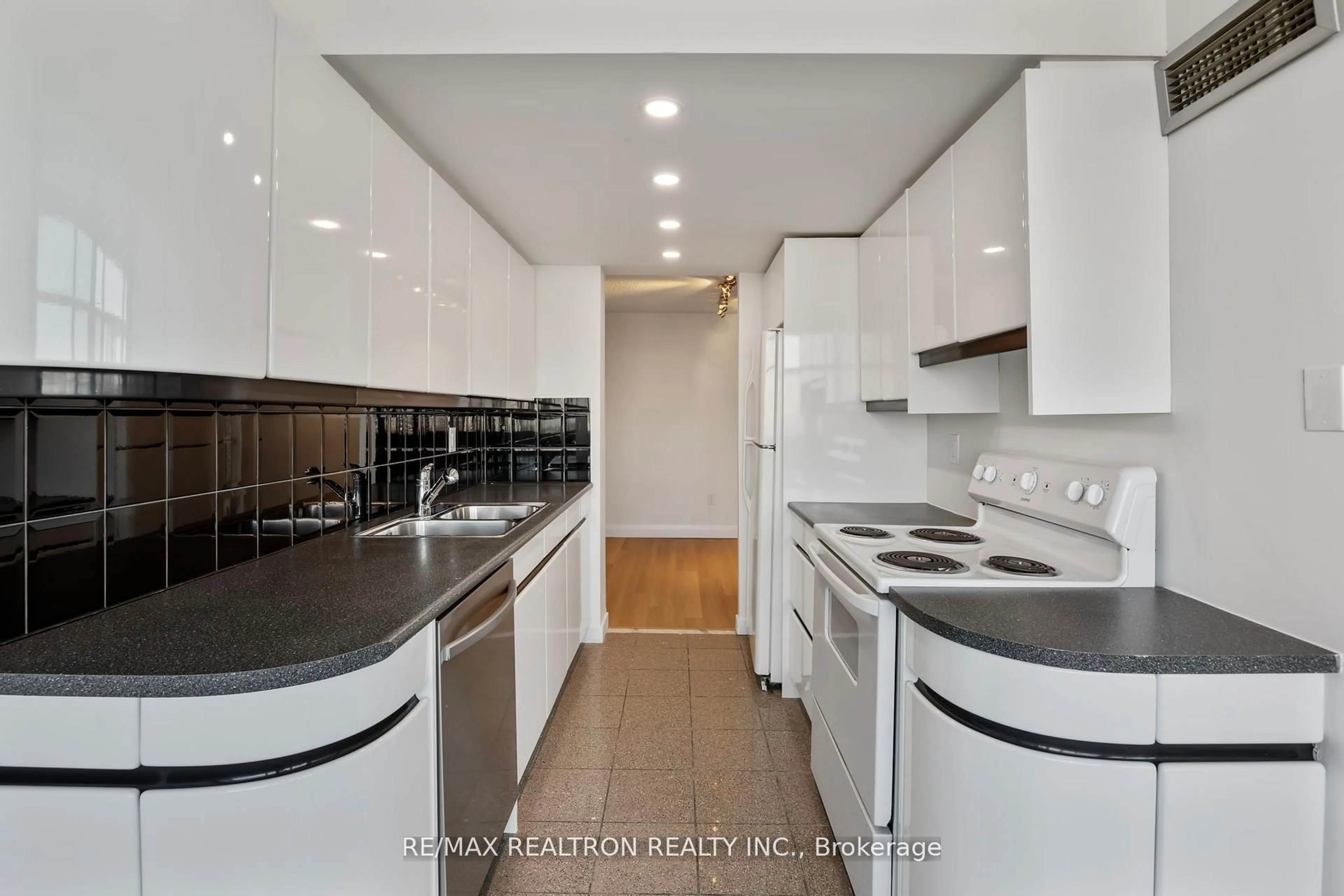 Standard kitchen, ceramic/tile floor for 100 Antibes Dr #801, Toronto Ontario M2R 3N1