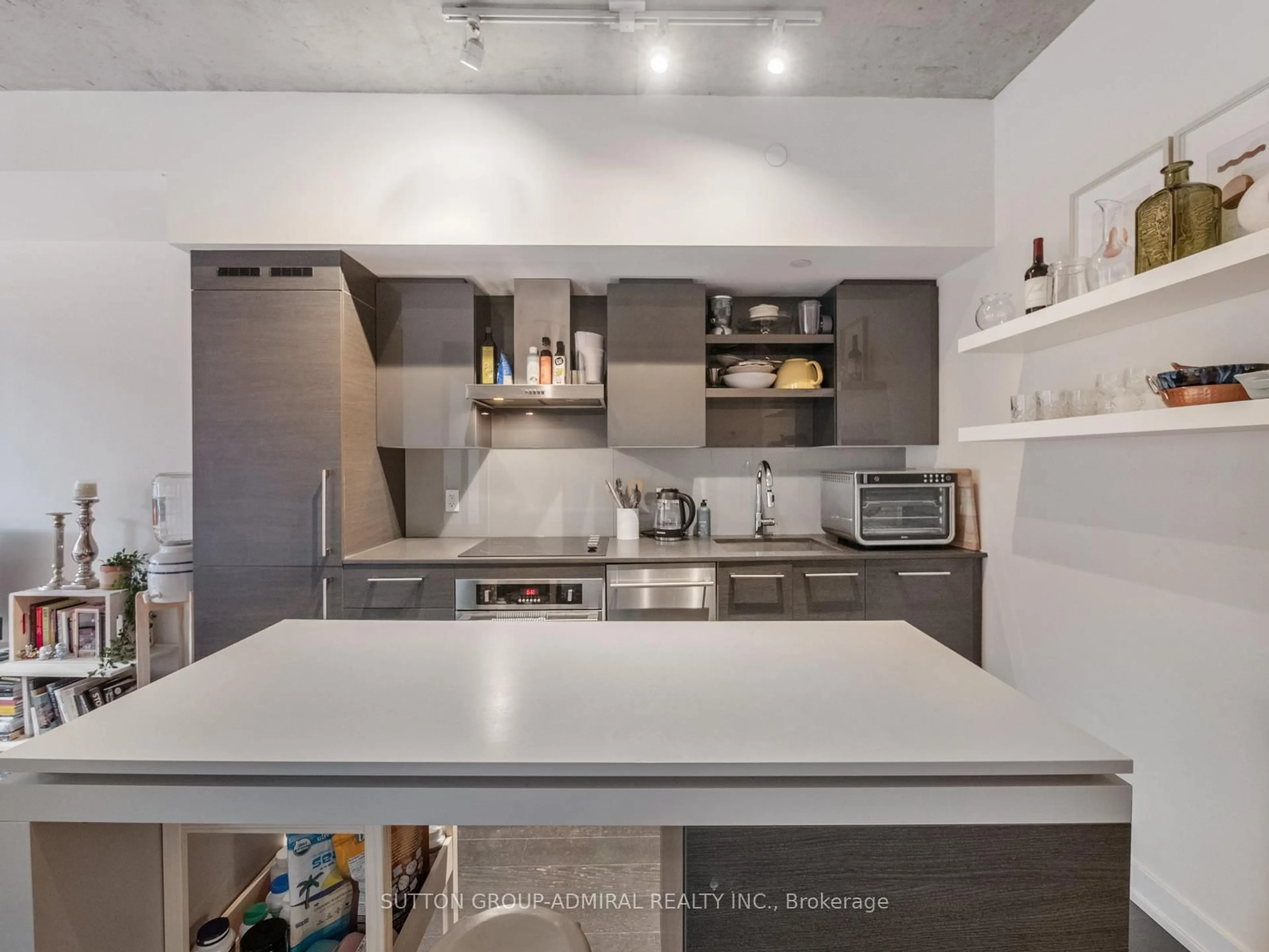 Contemporary kitchen, unknown for 1030 King St #LPH31, Toronto Ontario M6K 0B4
