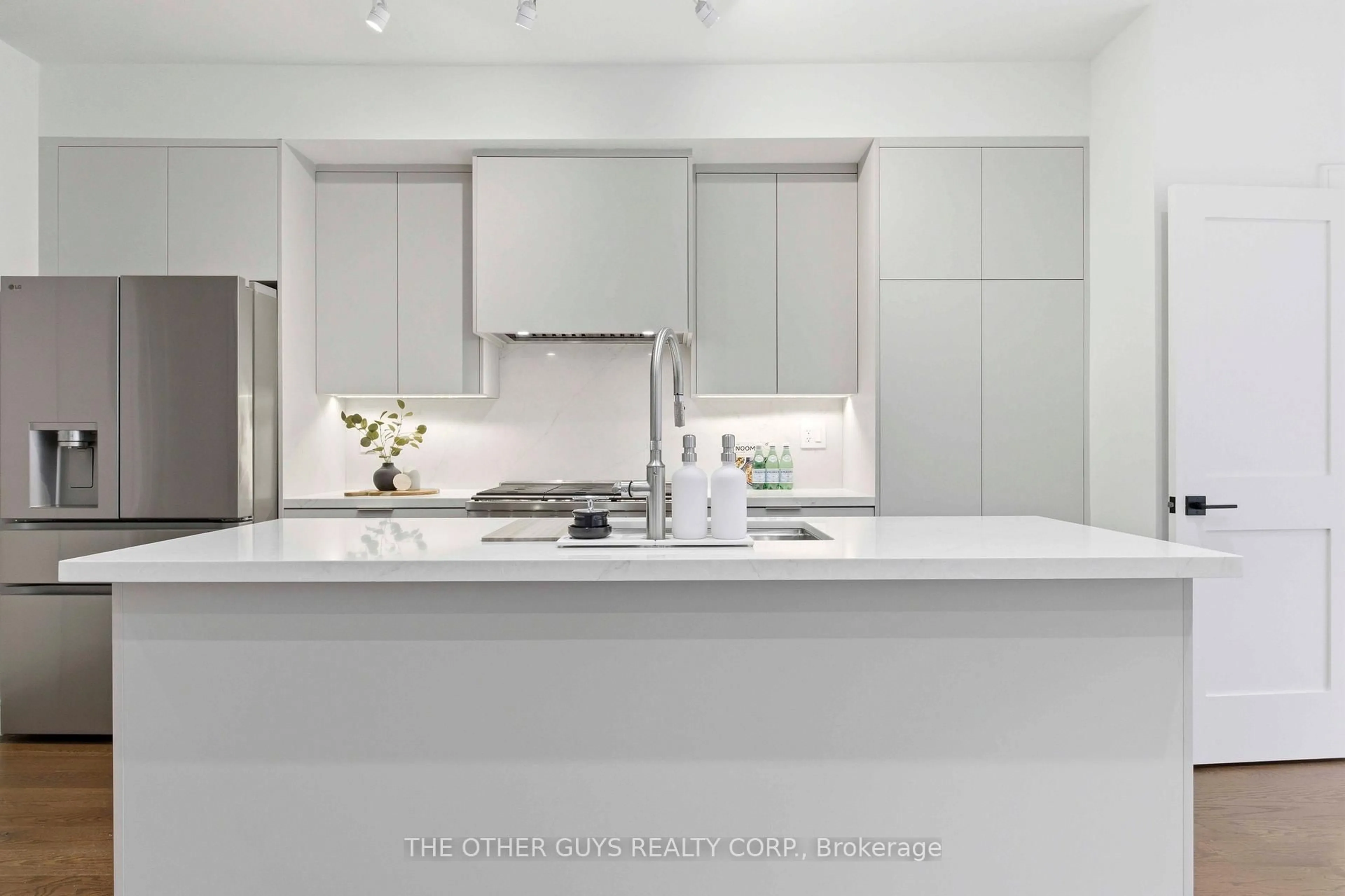 Contemporary kitchen, ceramic/tile floor for 9R Clintwood Gate #18, Toronto Ontario M3A 0A8