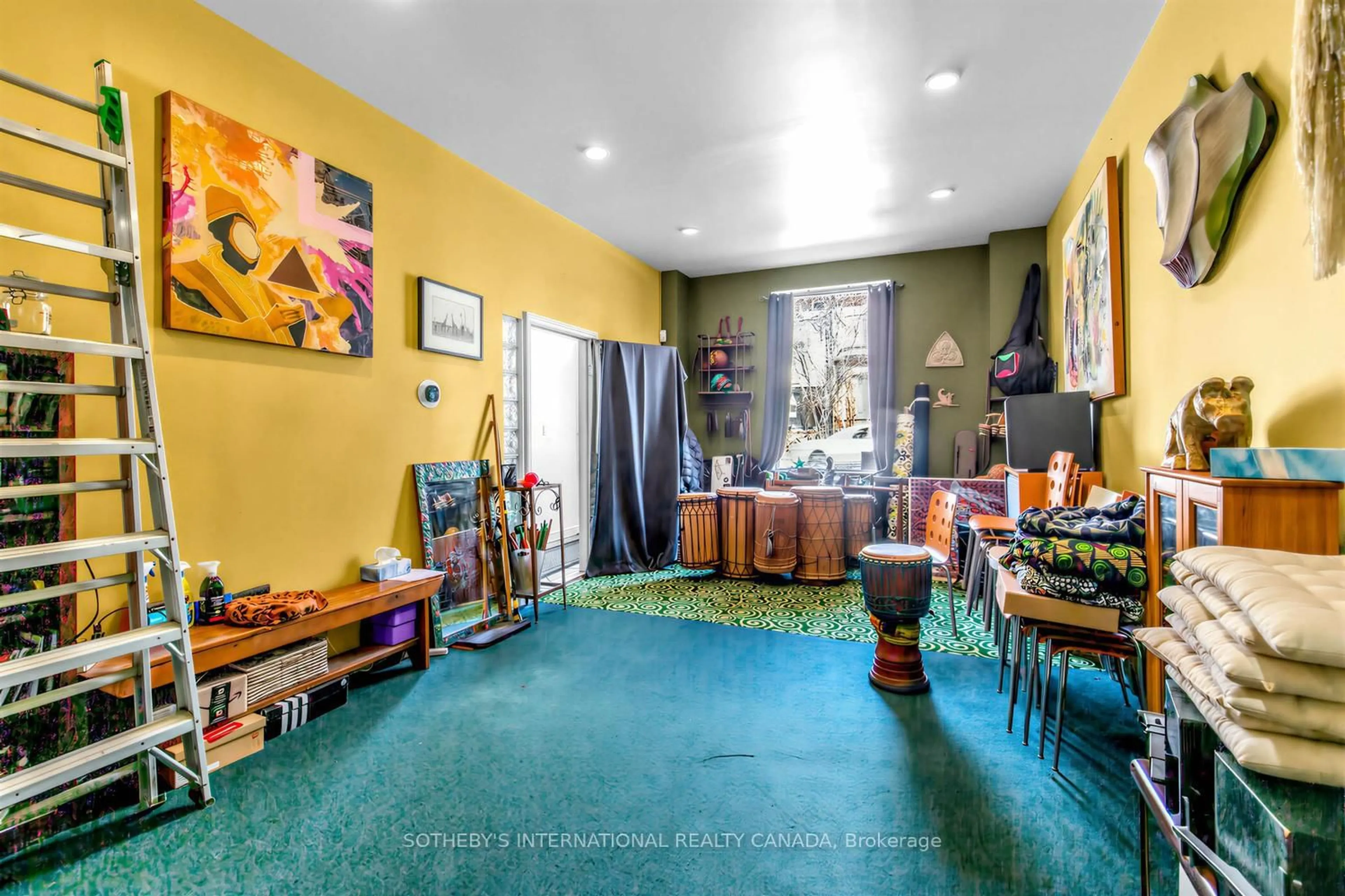 Indoor foyer for 243 Gerrard St, Toronto Ontario M5A 2G1