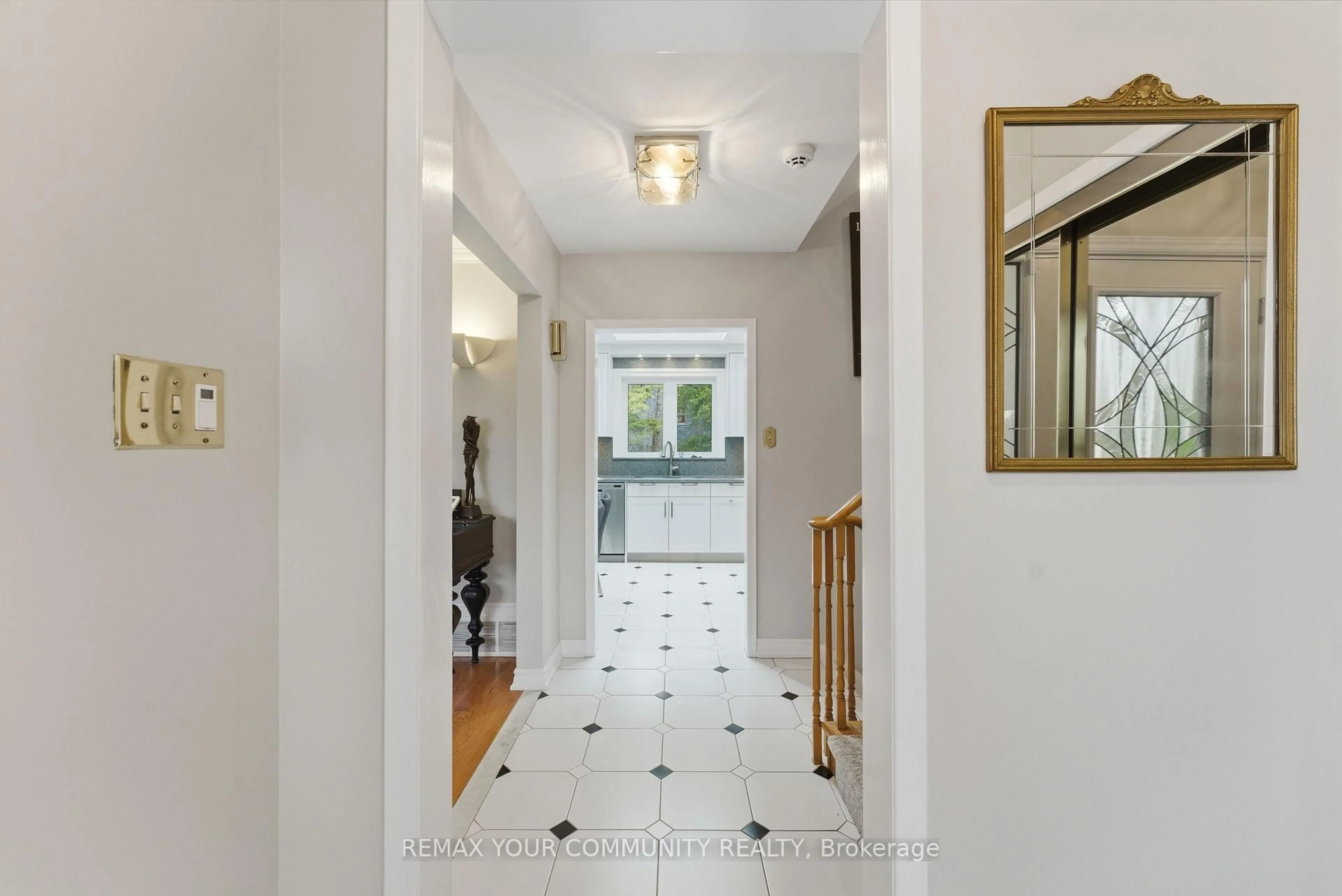 Indoor entryway for 22 Marathon Cres, Toronto Ontario M2R 2L7
