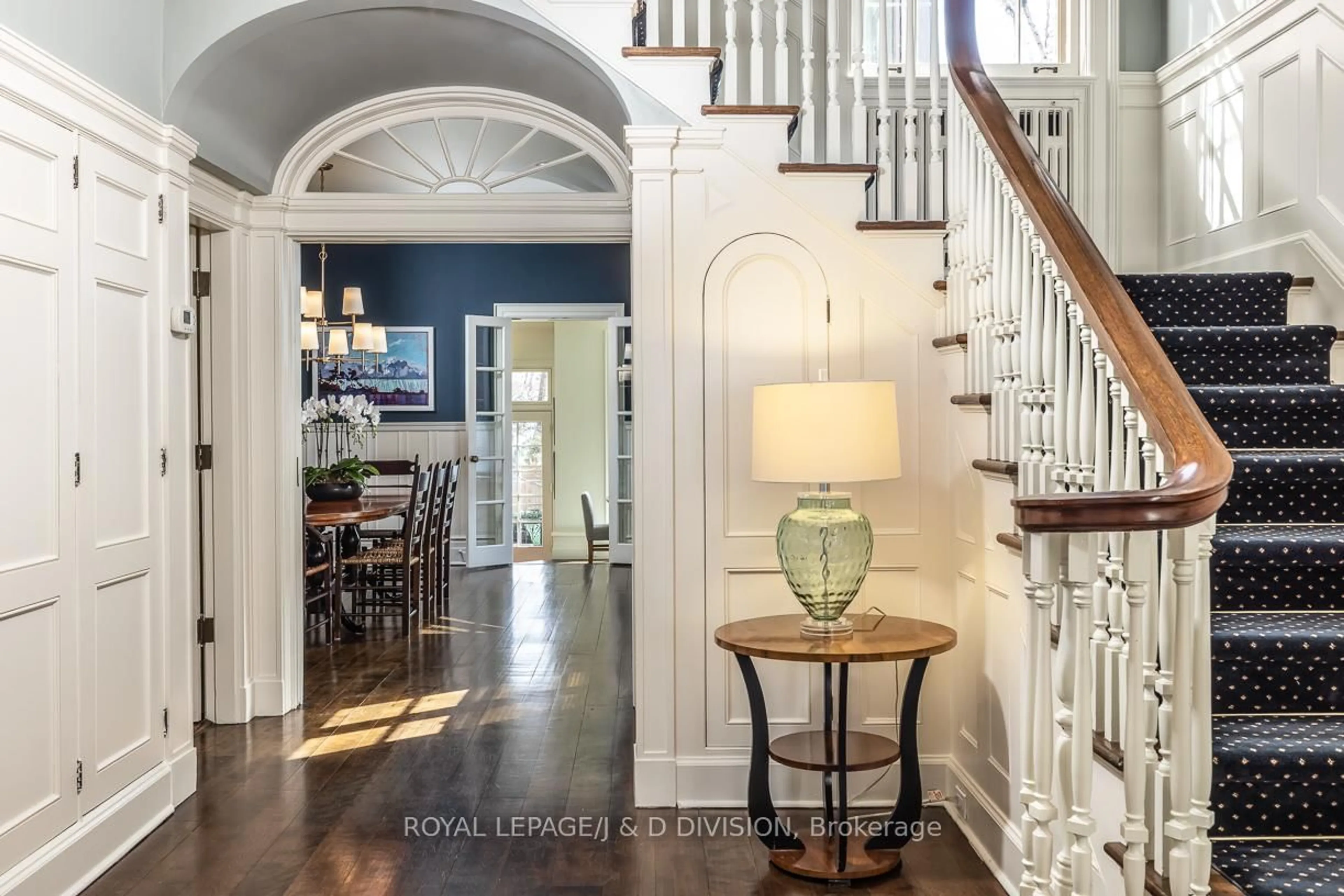 Indoor entryway for 17 Parkwood Ave, Toronto Ontario M4V 2W9