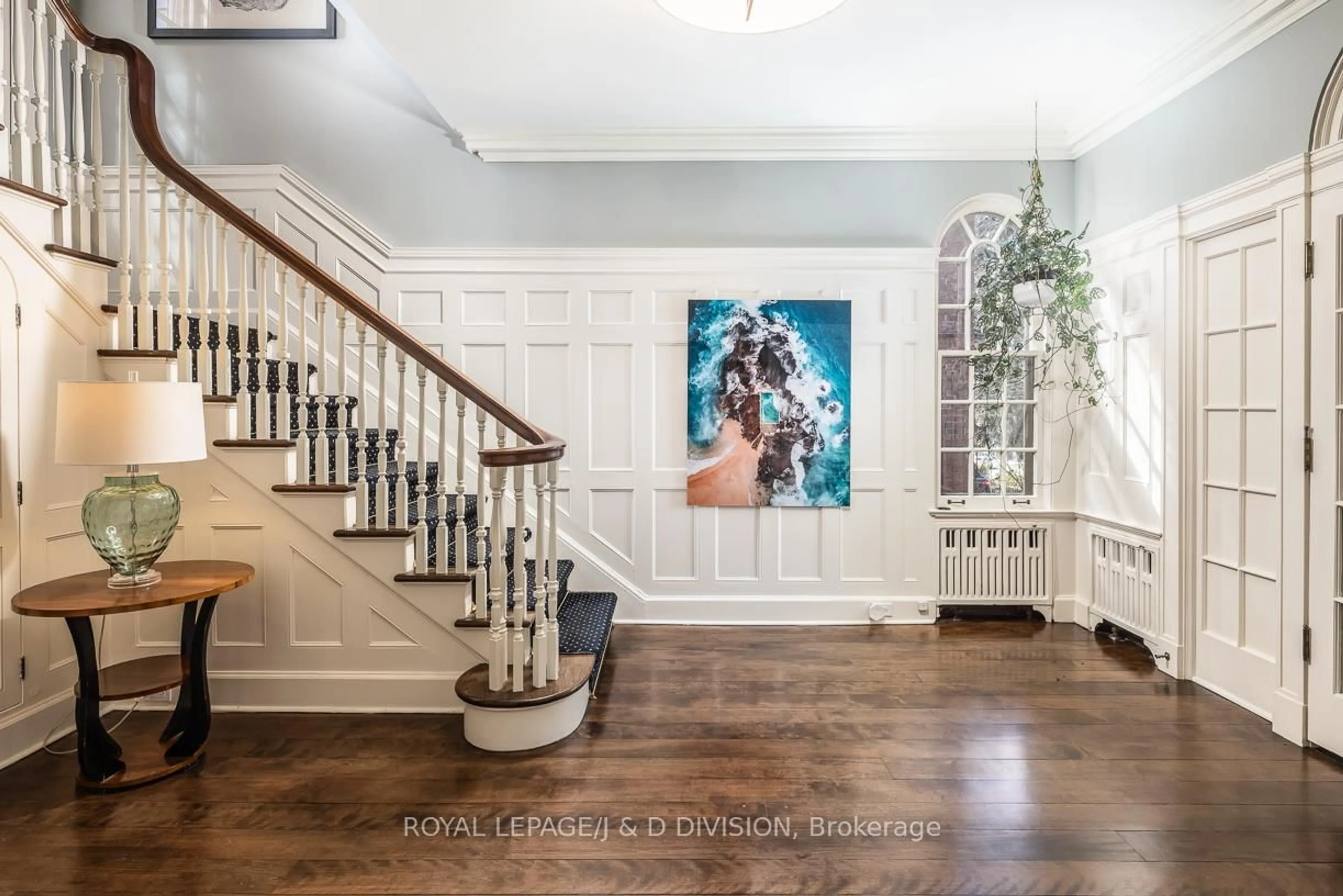 Indoor entryway for 17 Parkwood Ave, Toronto Ontario M4V 2W9