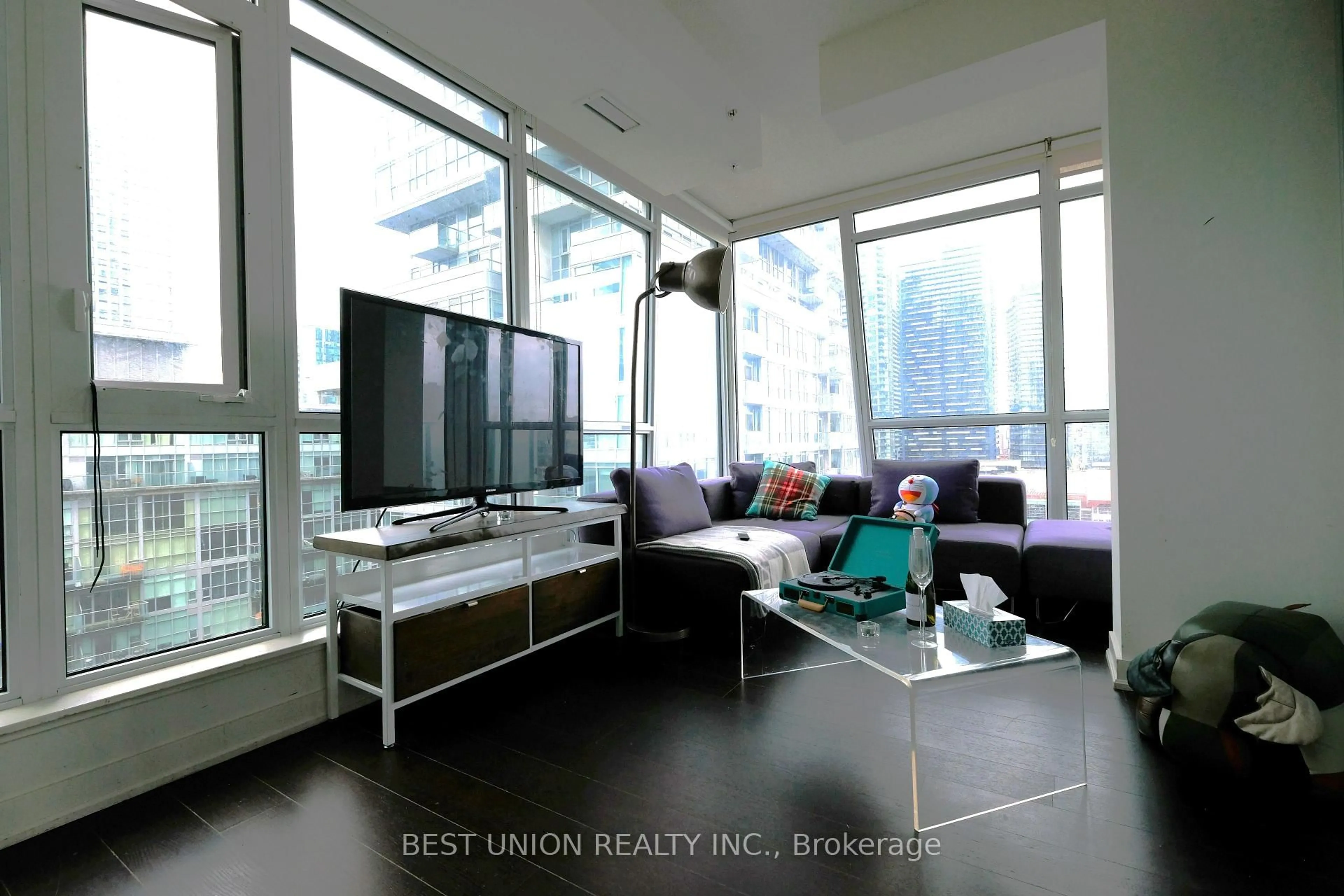 Living room with furniture, unknown for 199 Richmond St #1407, Toronto Ontario M5V 0H4