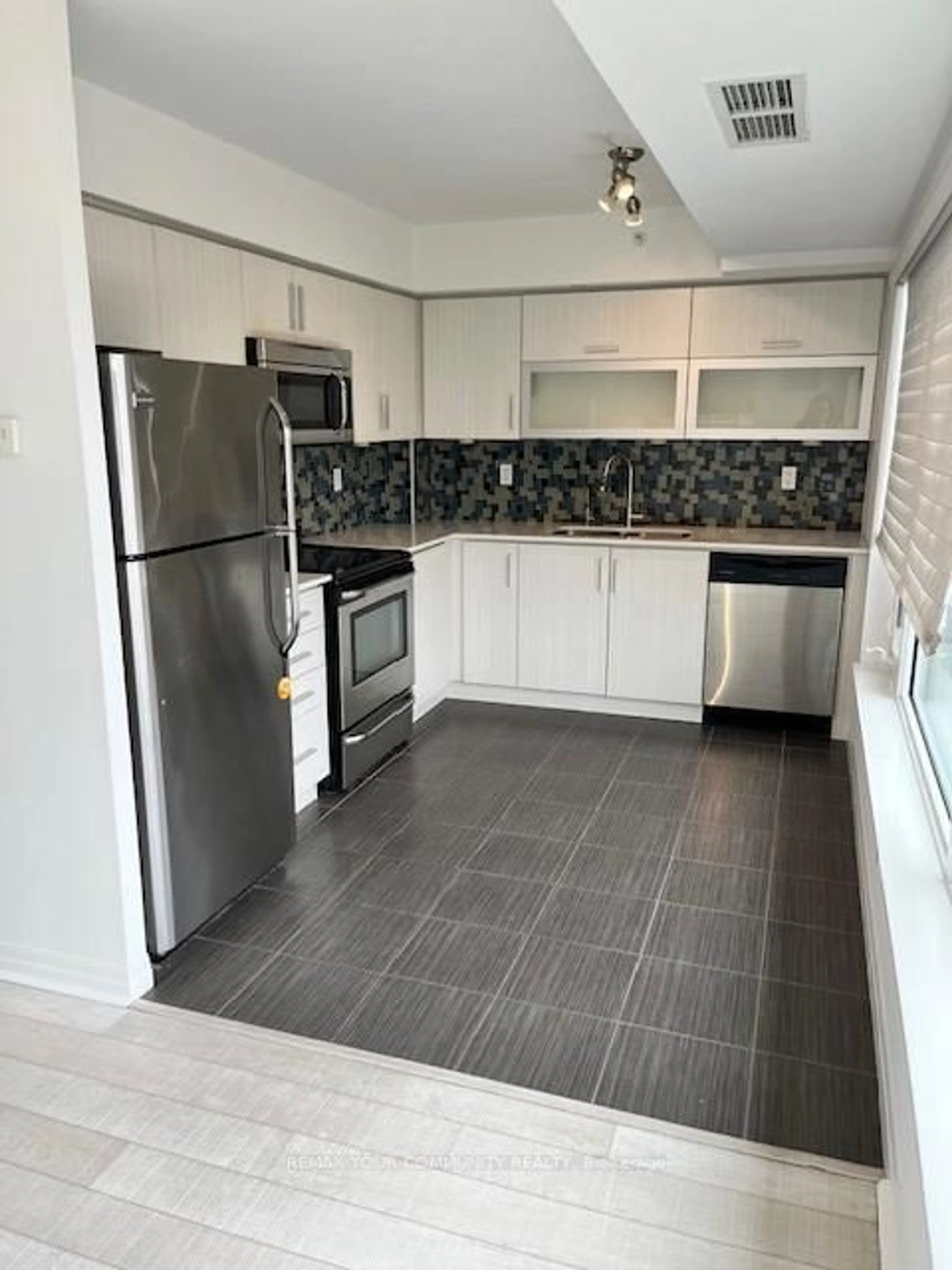 Standard kitchen, ceramic/tile floor for 275 Yorkland Rd #1602, Toronto Ontario M2J 0B4