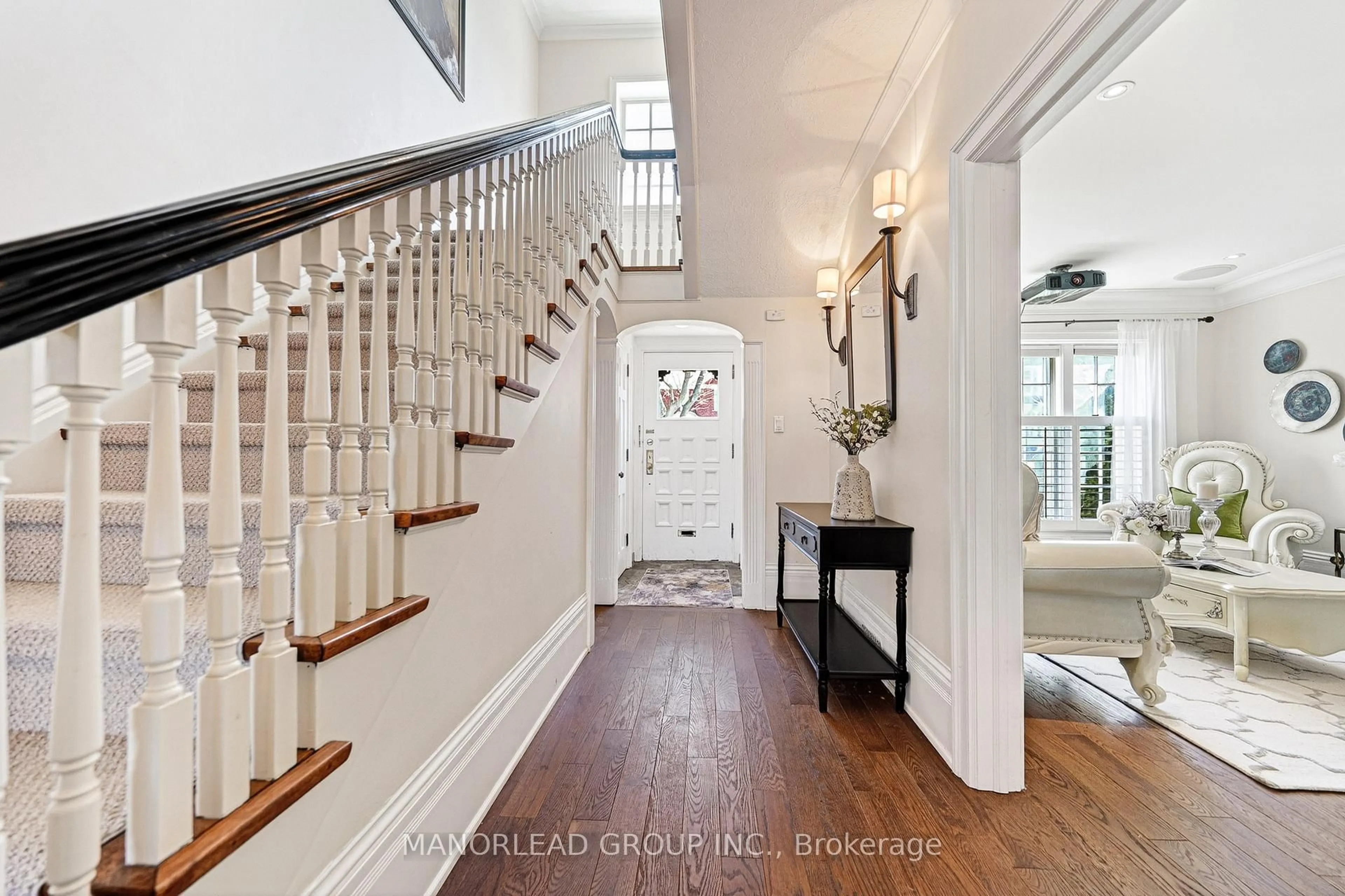 Indoor entryway for 8 Killarney Rd, Toronto Ontario M5P 1L8