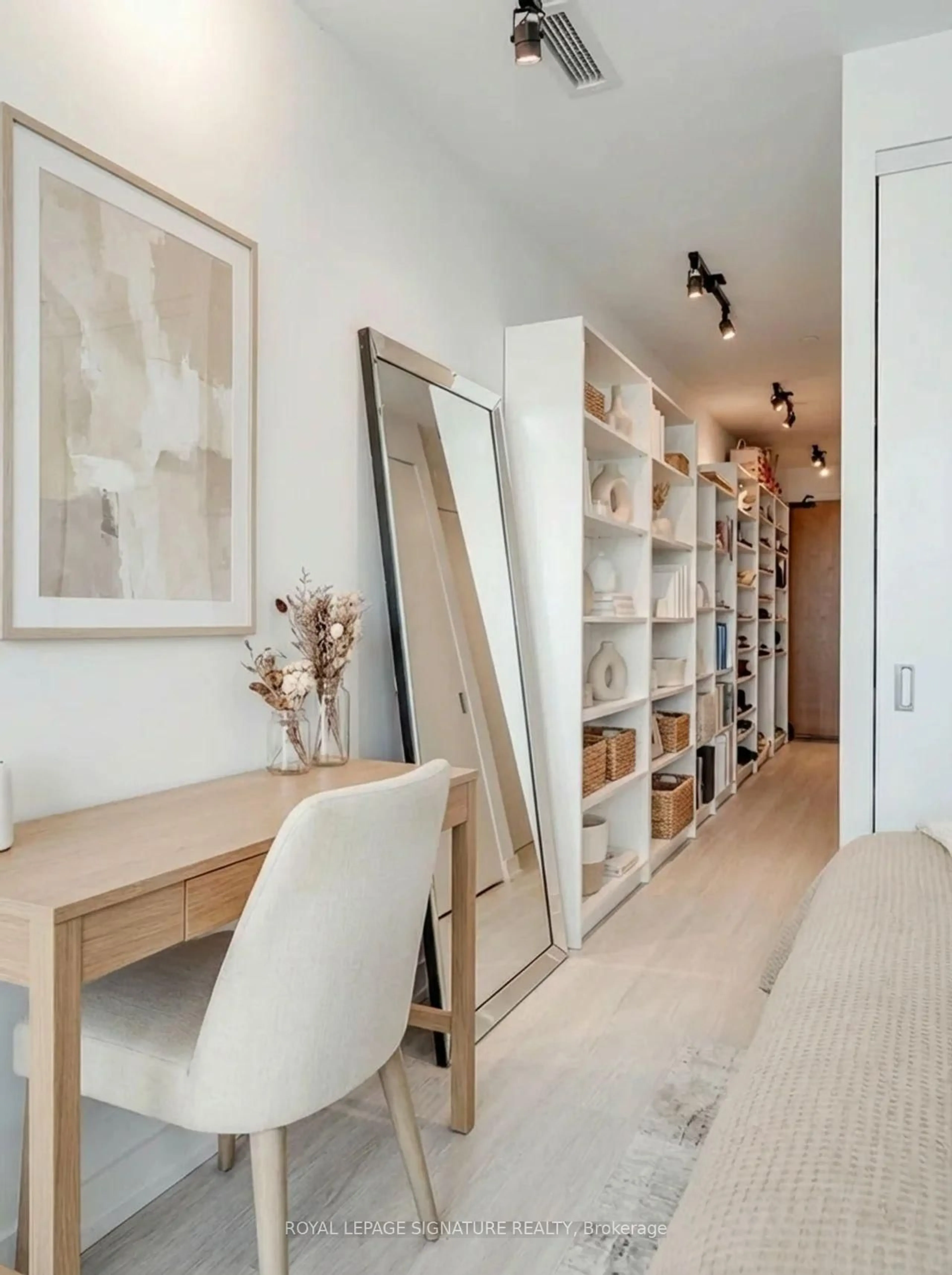 Indoor entryway for 195 Mccaul St #1714, Toronto Ontario M5T 0E5