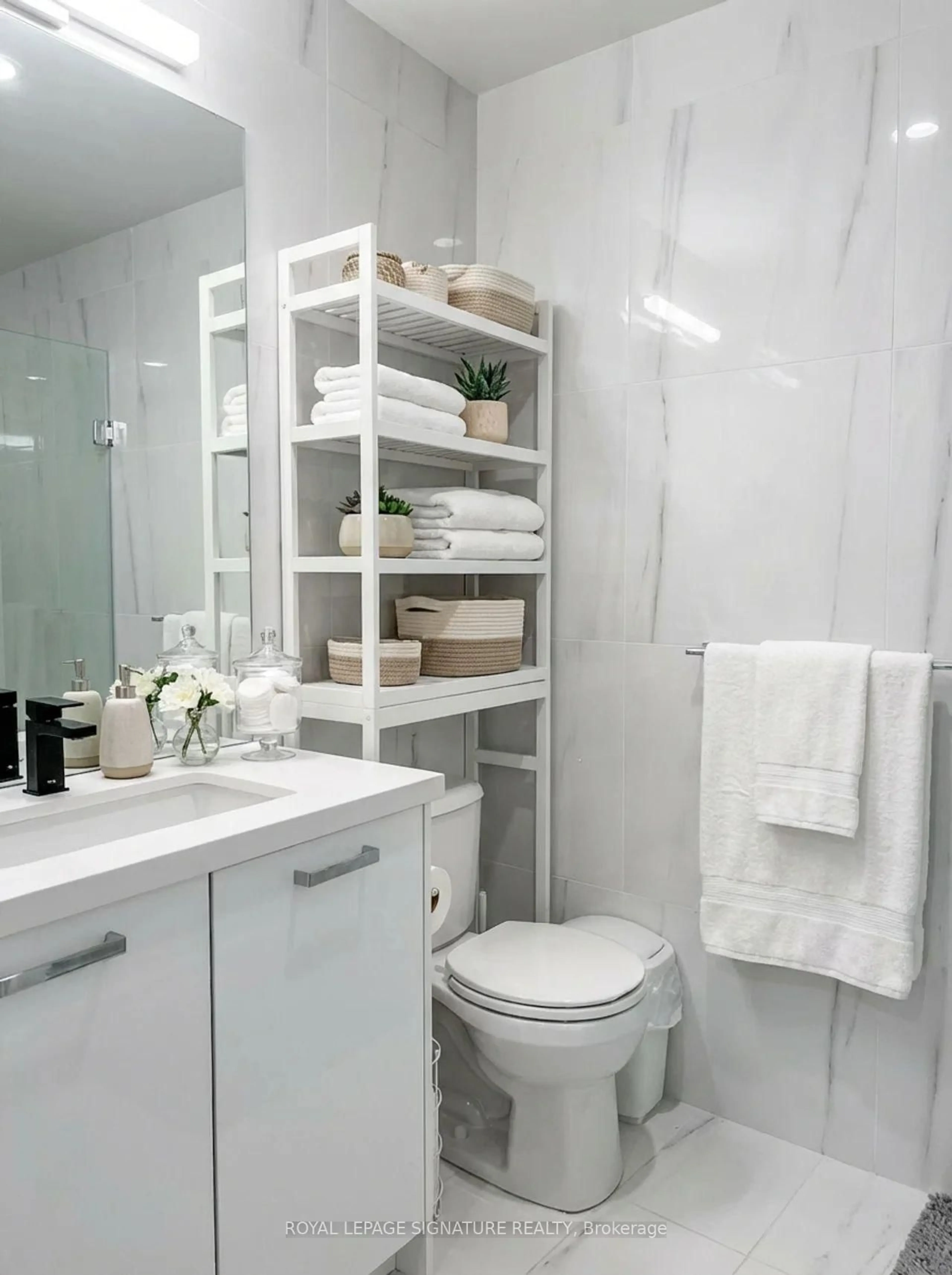 Contemporary bathroom, ceramic/tile floor for 195 Mccaul St #1714, Toronto Ontario M5T 0E5