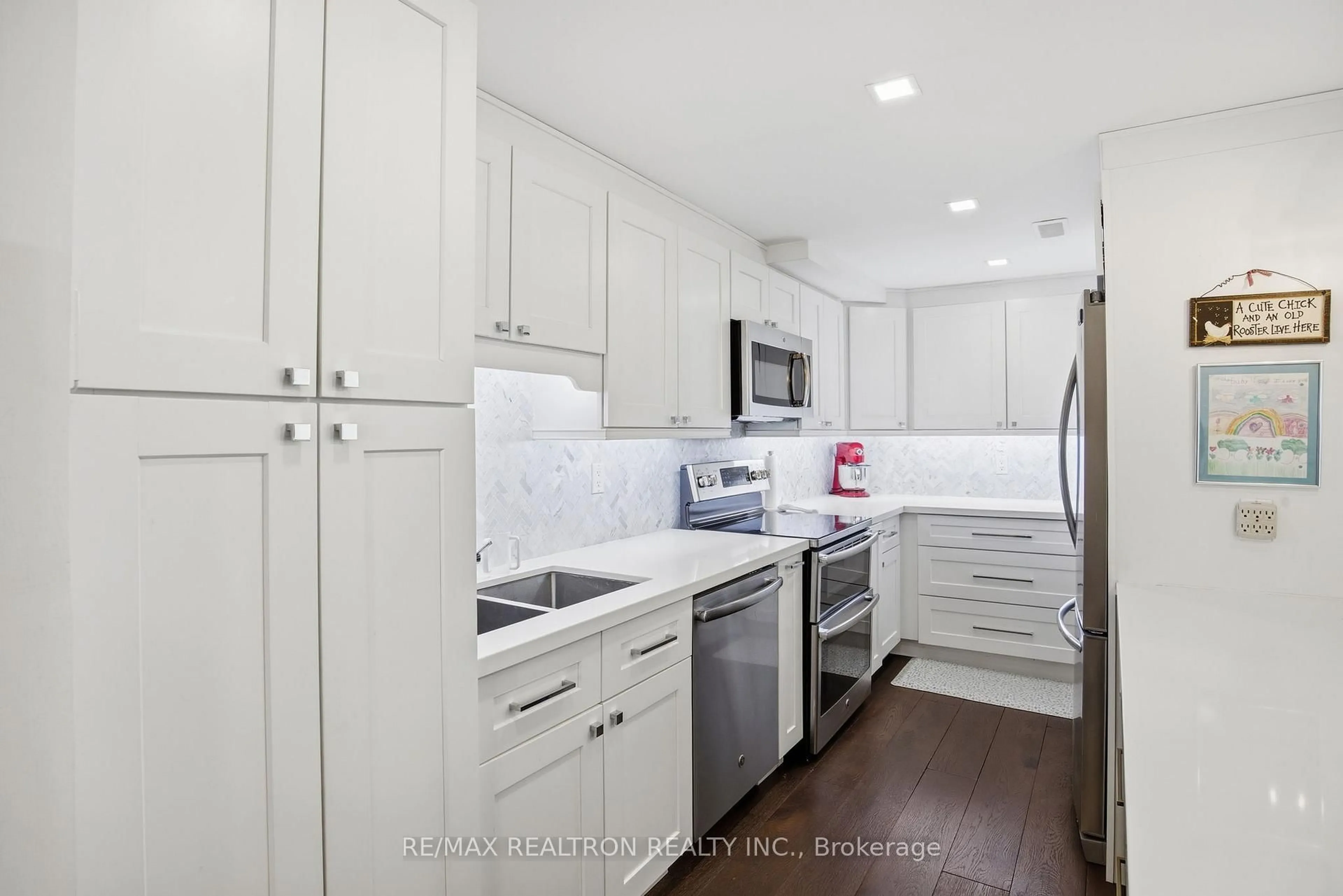 Standard kitchen, unknown for 3000 Bathurst St #908, Toronto Ontario M6B 3B4