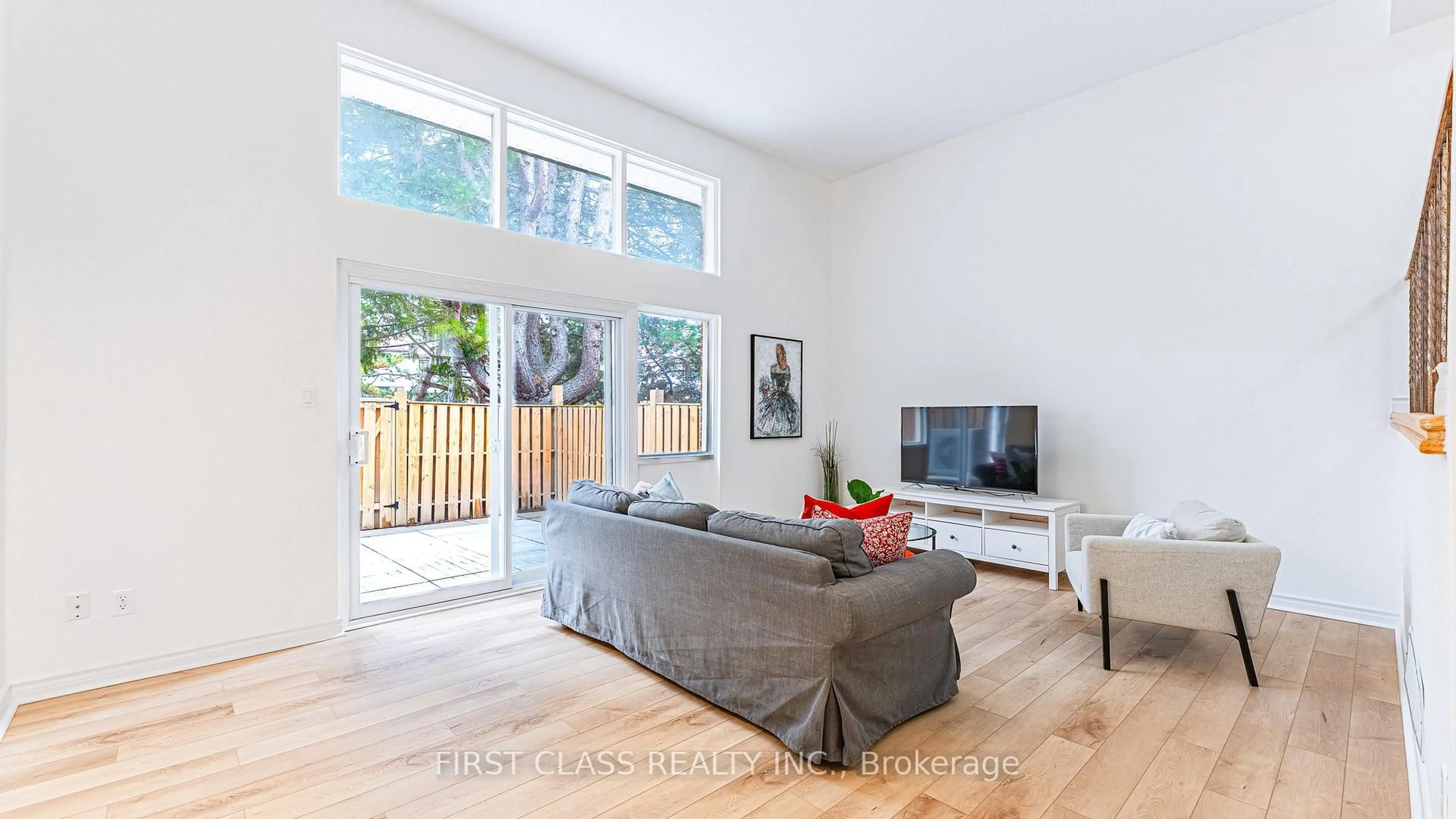 Living room with furniture, wood/laminate floor for 102 Jenny Wrenway Way, Toronto Ontario M2H 2Z2