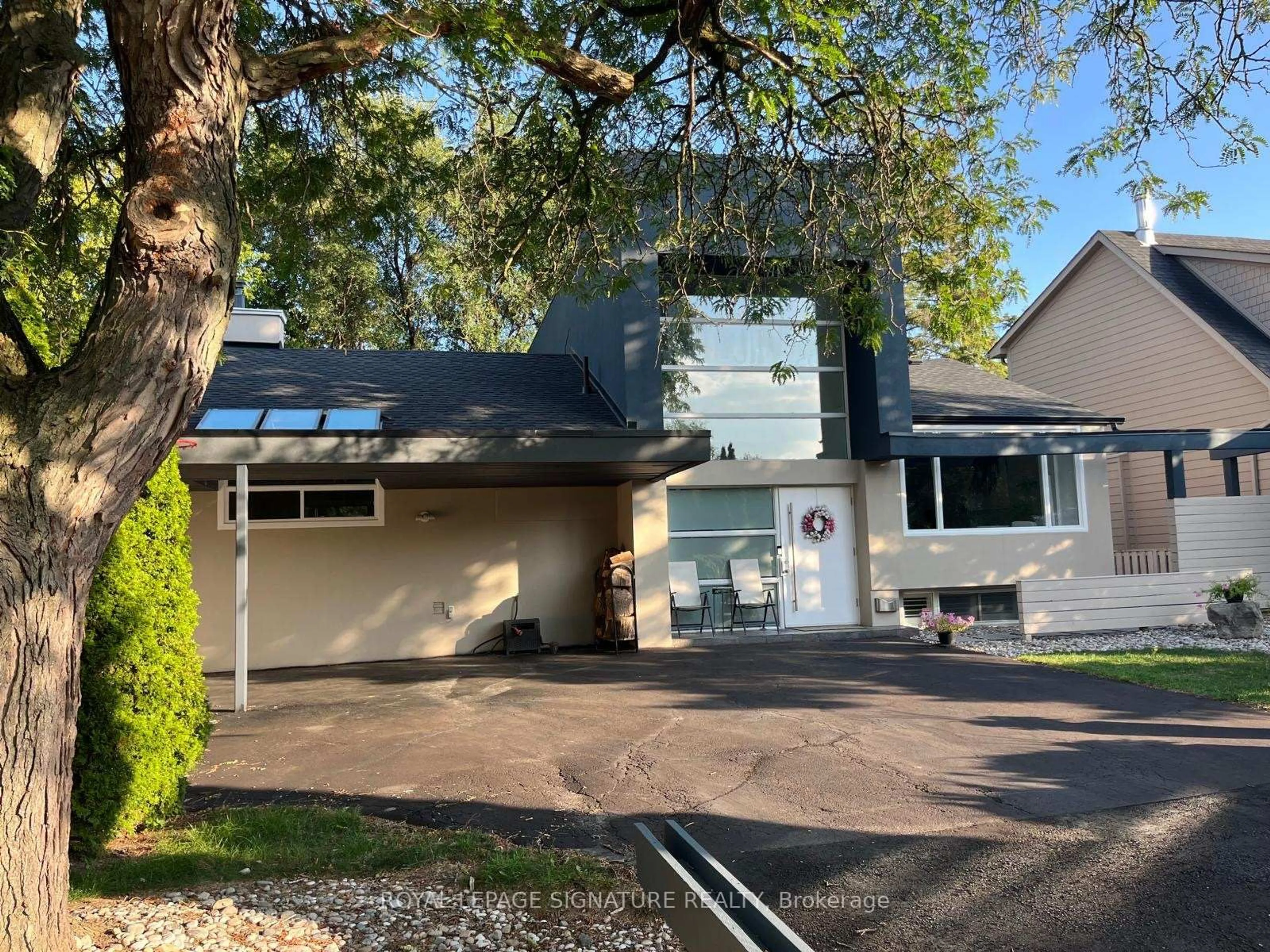 A pic from outside/outdoor area/front of a property/back of a property/a pic from drone, street for 90 Berkinshaw Cres, Toronto Ontario M3B 2T2