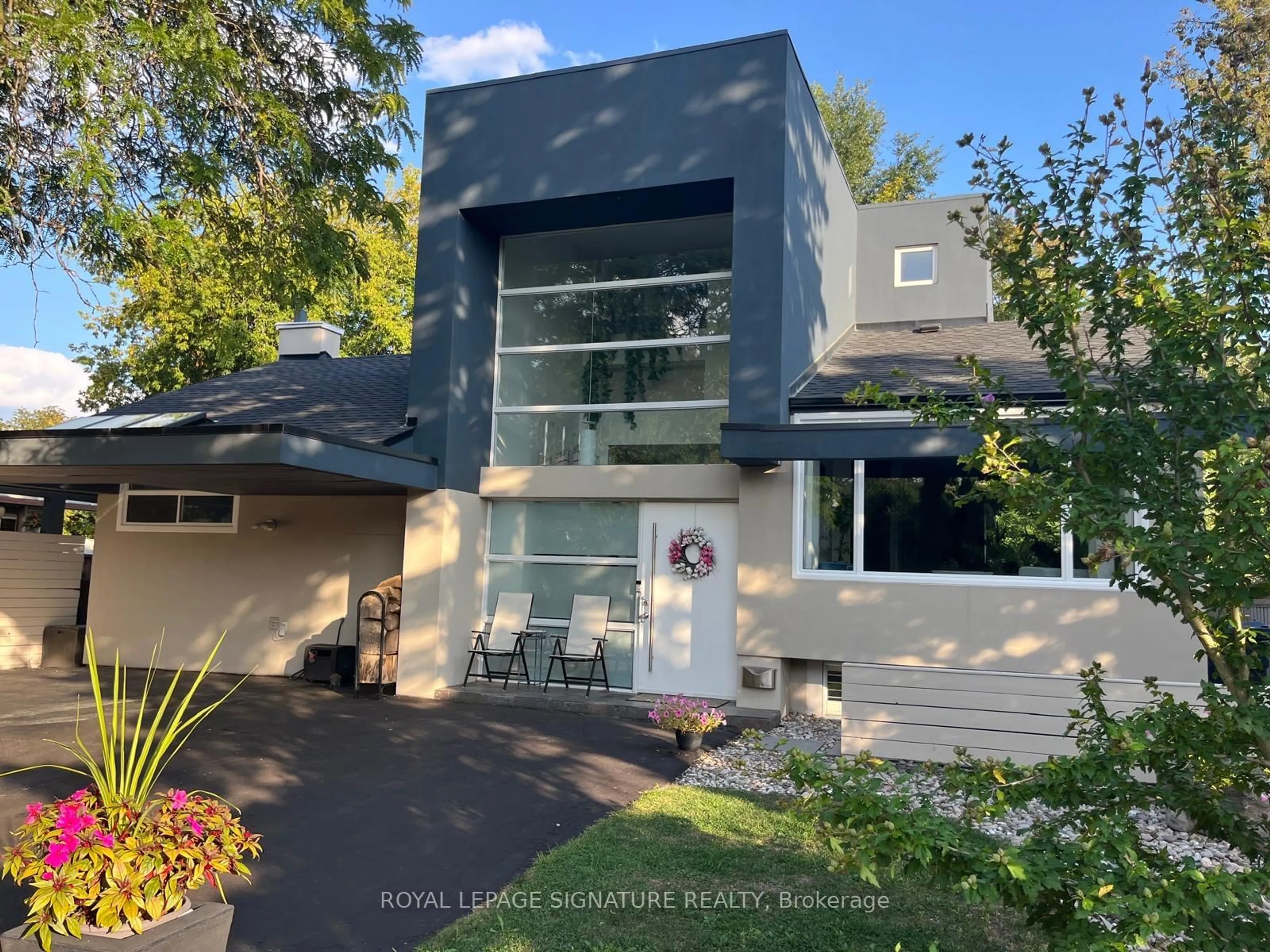 Home with vinyl exterior material, street for 90 Berkinshaw Cres, Toronto Ontario M3B 2T2