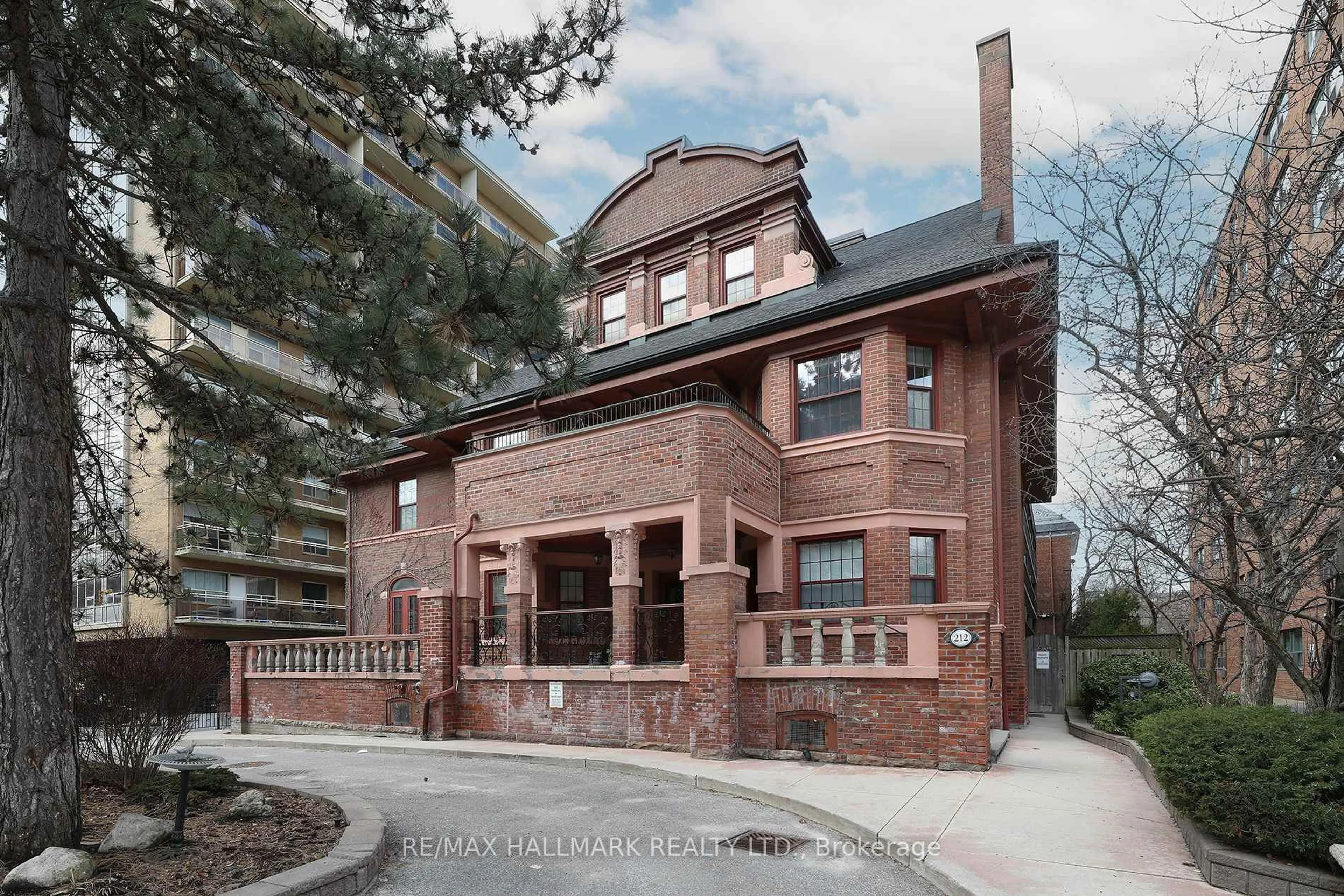 Home with brick exterior material, building for 212 St. George St #106, Toronto Ontario M5R 2N5