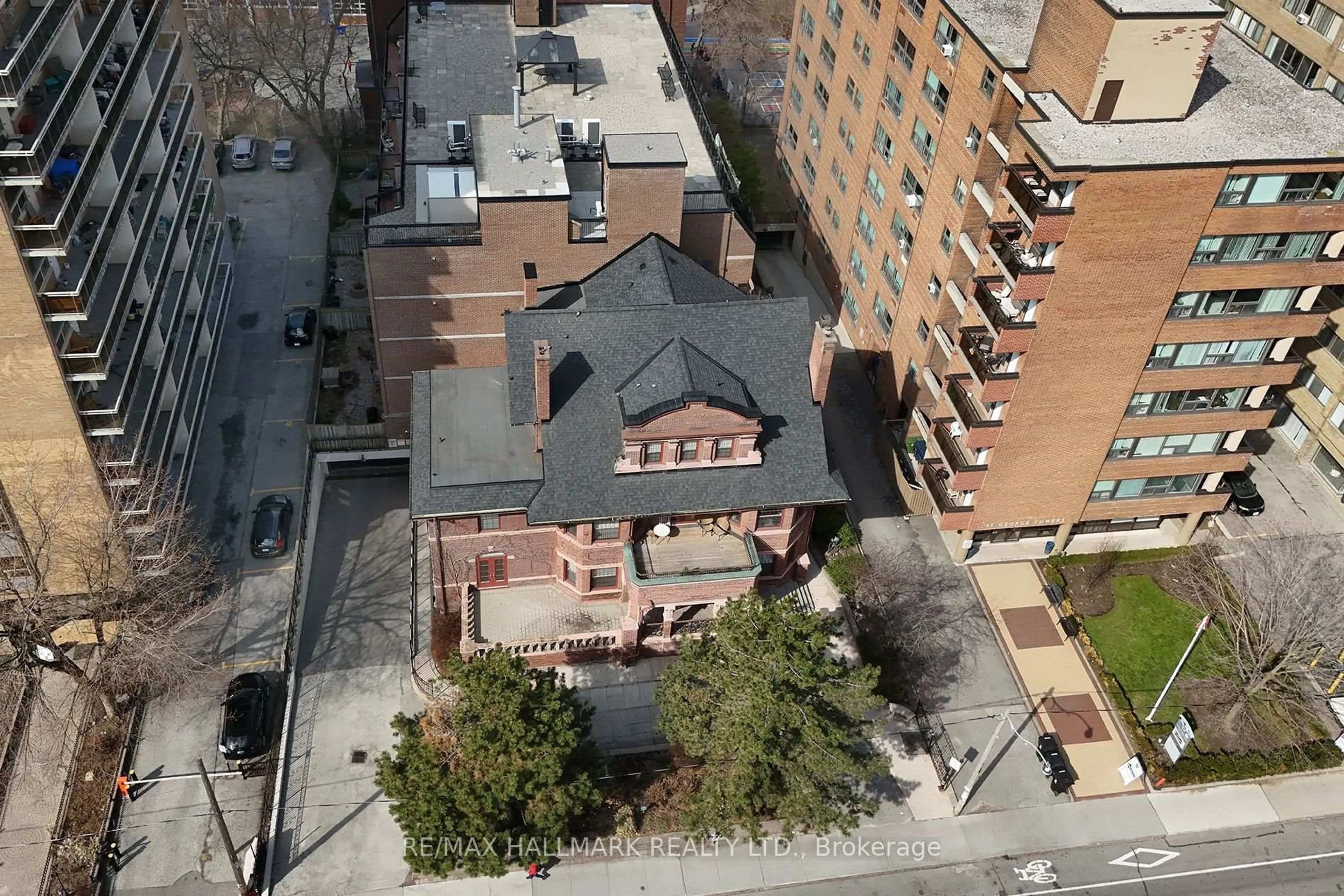 A pic from outside/outdoor area/front of a property/back of a property/a pic from drone, city buildings view from balcony for 212 St. George St #106, Toronto Ontario M5R 2N5