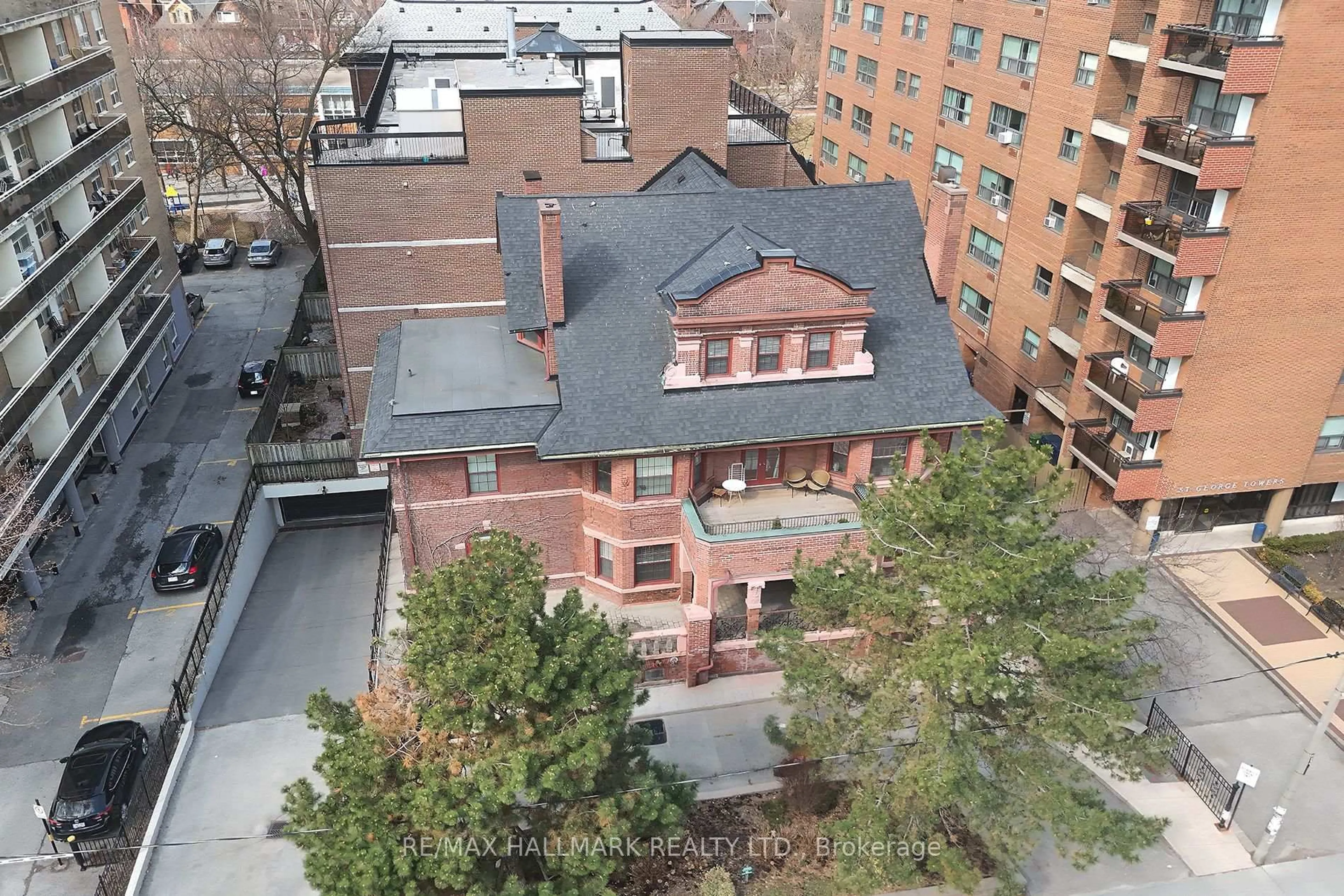 A pic from outside/outdoor area/front of a property/back of a property/a pic from drone, city buildings view from balcony for 212 St. George St #106, Toronto Ontario M5R 2N5