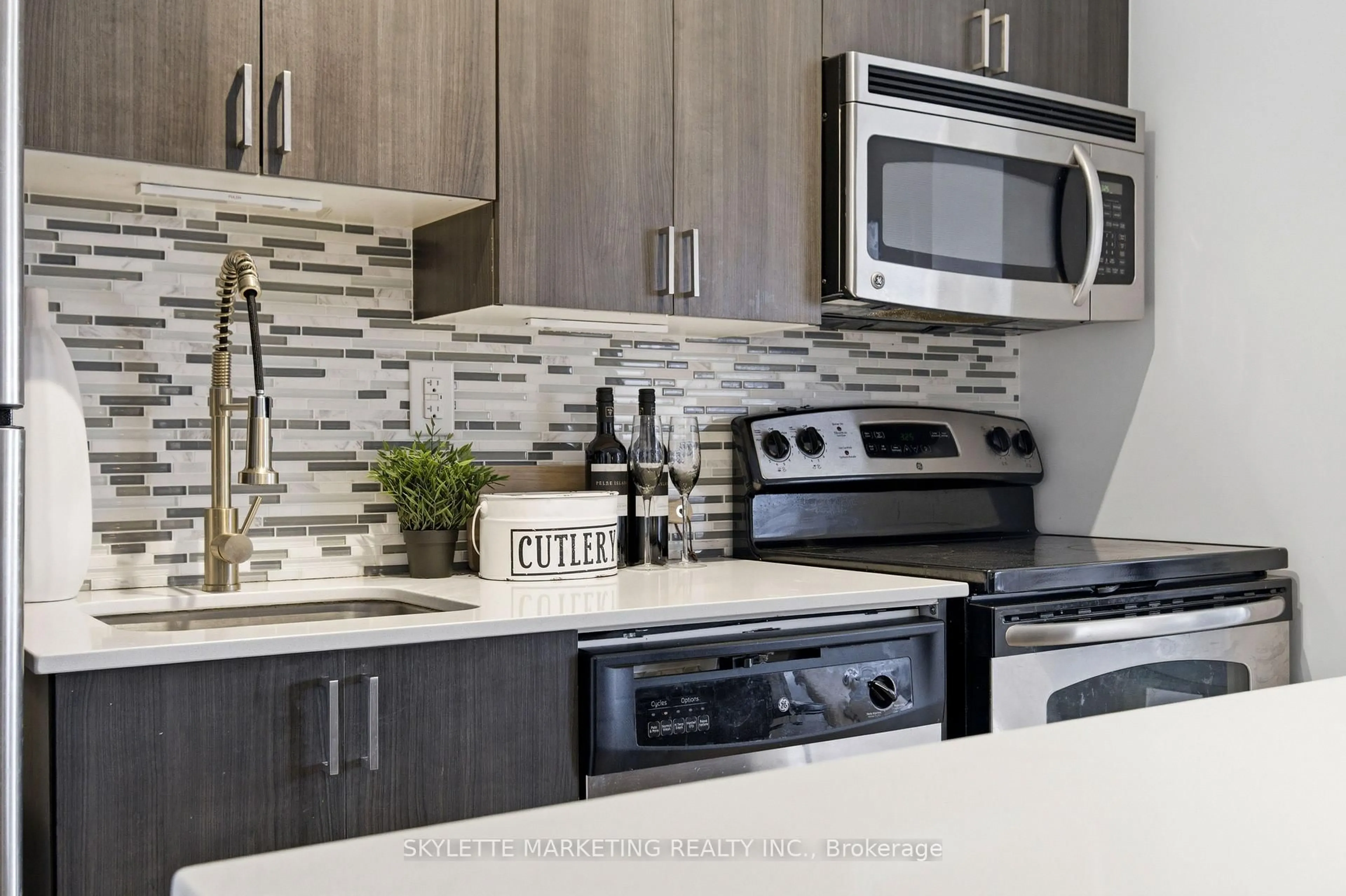 Unknown for 801 Sheppard Ave #701, Toronto Ontario M3H 0A8