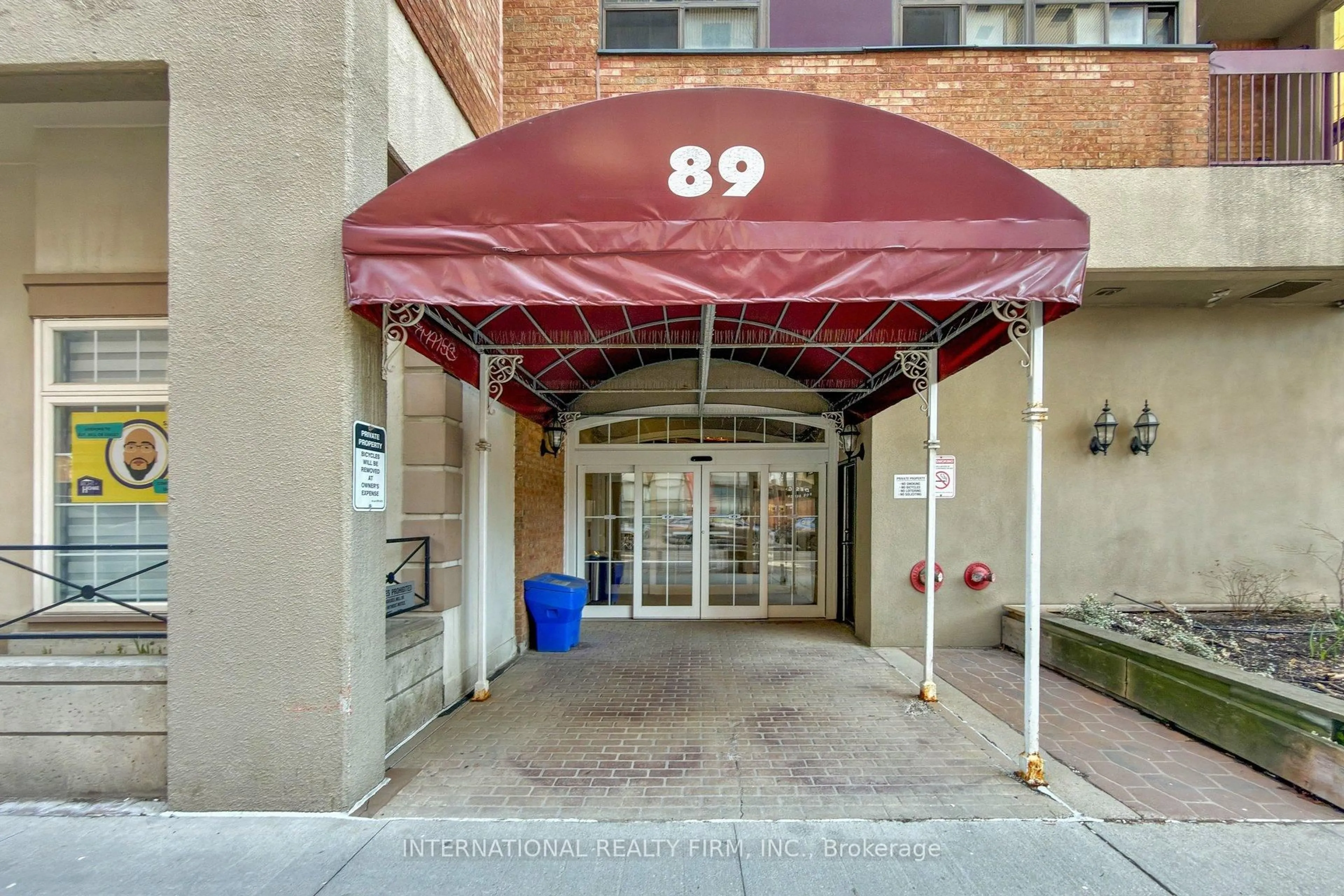 Indoor foyer for 89 McCaul St #715, Toronto Ontario M5T 2X3