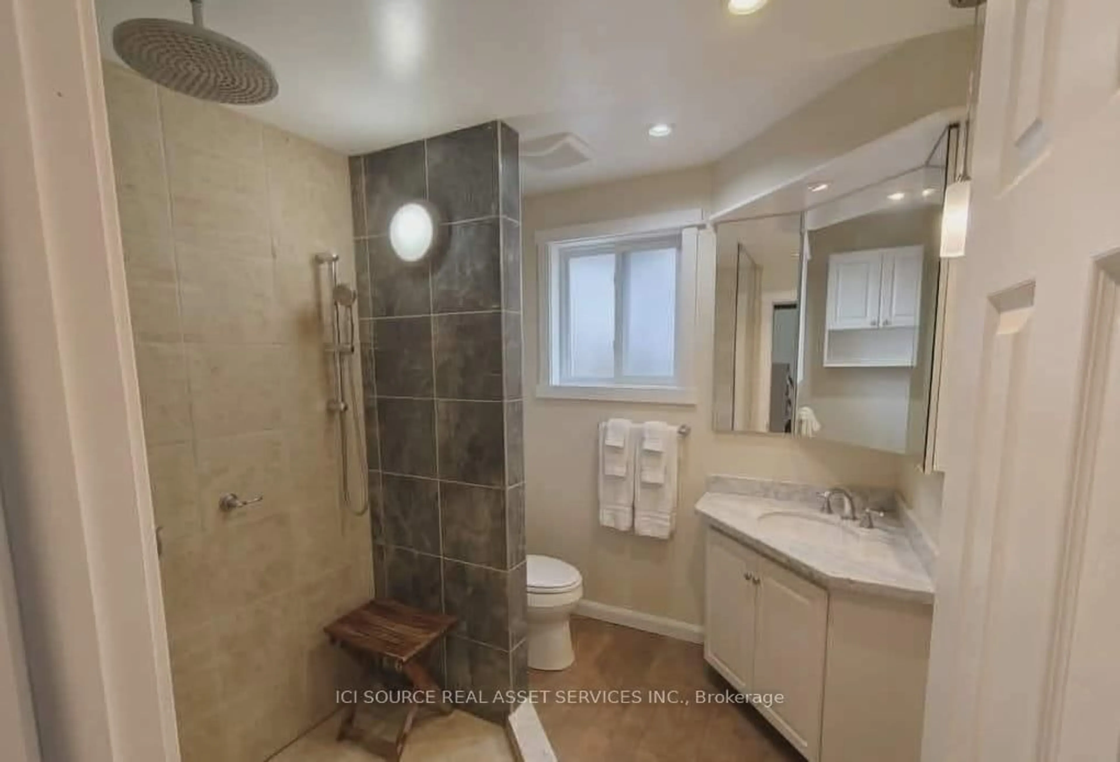Standard bathroom, ceramic/tile floor for 27 Kathrose Dr, Toronto Ontario M2J 3P4