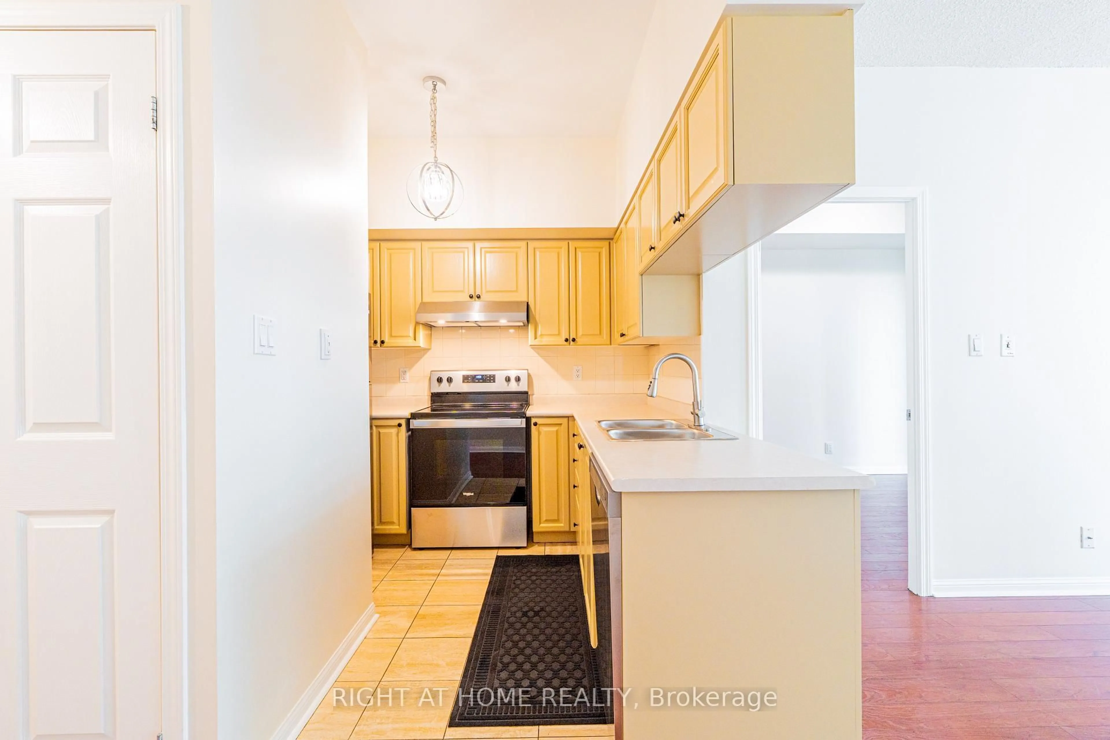 Standard kitchen, unknown for 230 Queens Quay #918, Toronto Ontario M5J 2Y7