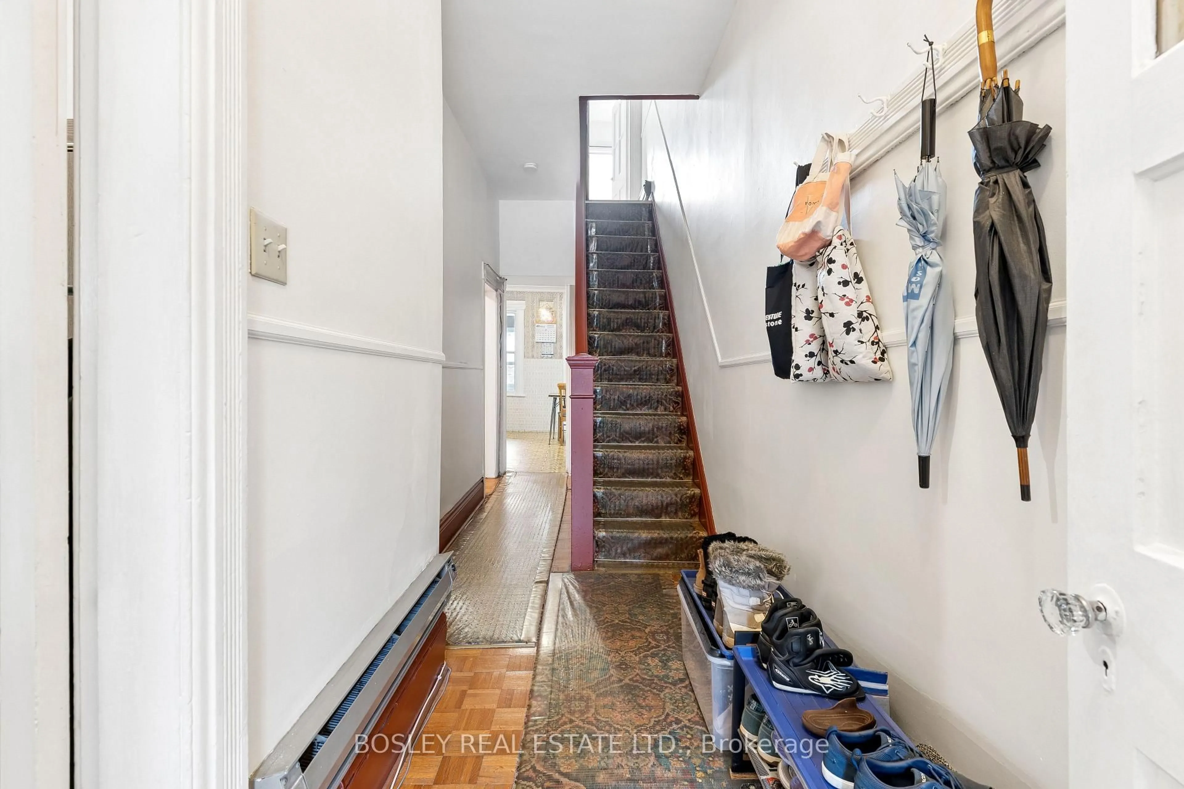 Indoor foyer for 183 Gladstone Ave, Toronto Ontario M6J 3L3