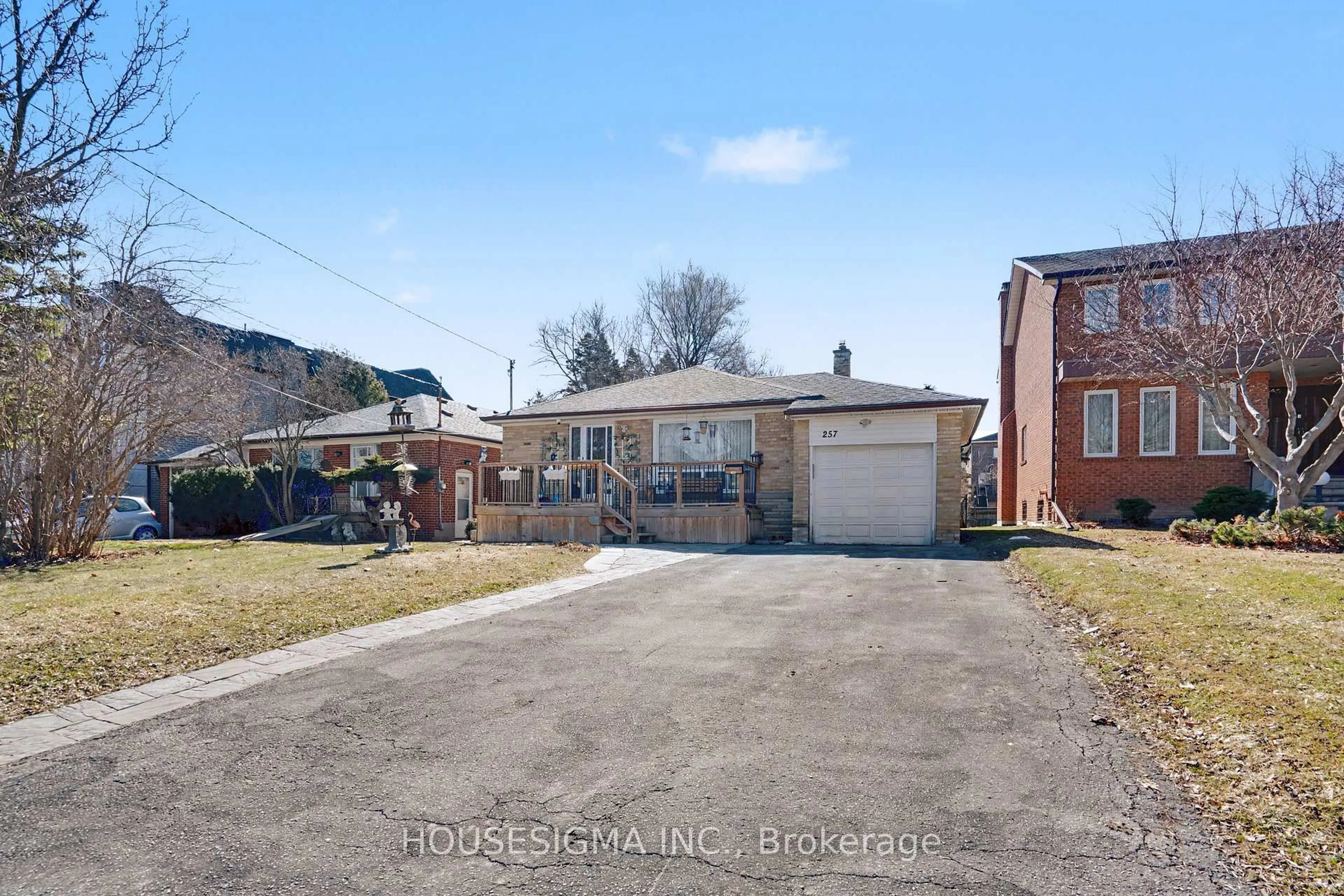 A pic from outside/outdoor area/front of a property/back of a property/a pic from drone, street for 257 Olive Ave, Toronto Ontario M2N 4P5