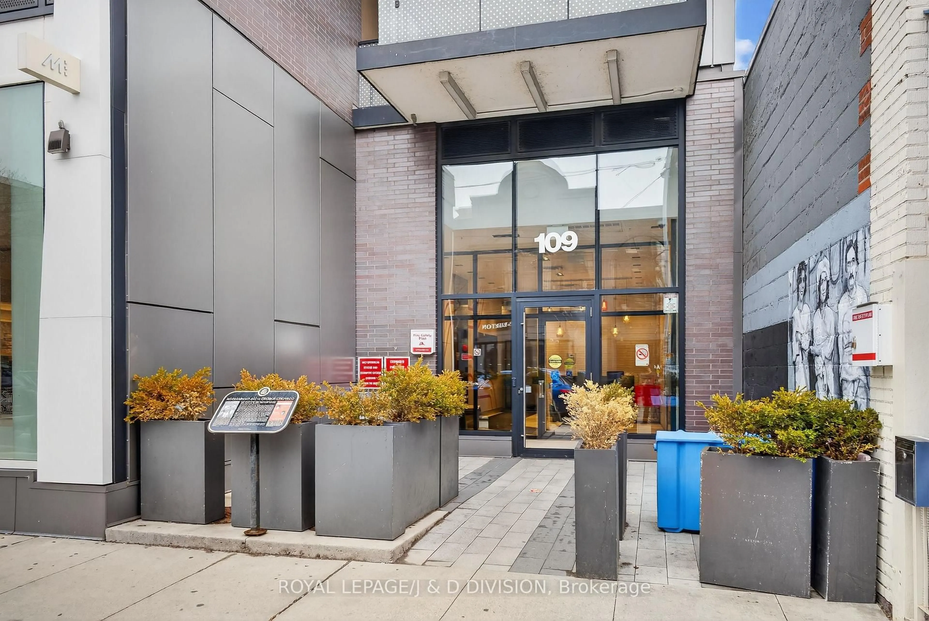 Lobby for 109 Ossington Ave #322, Toronto Ontario M6J 0G1