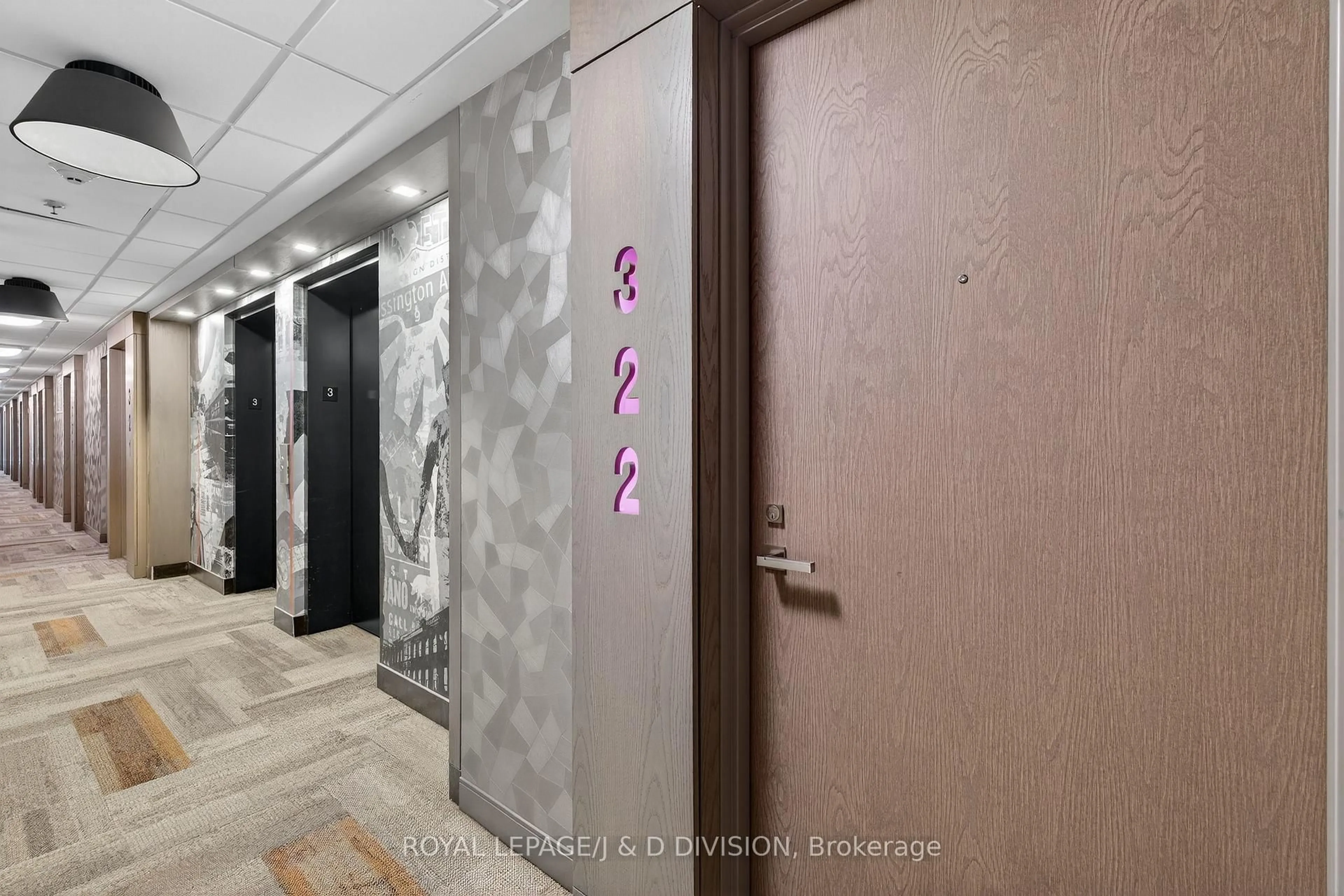 Indoor foyer for 109 Ossington Ave #322, Toronto Ontario M6J 0G1