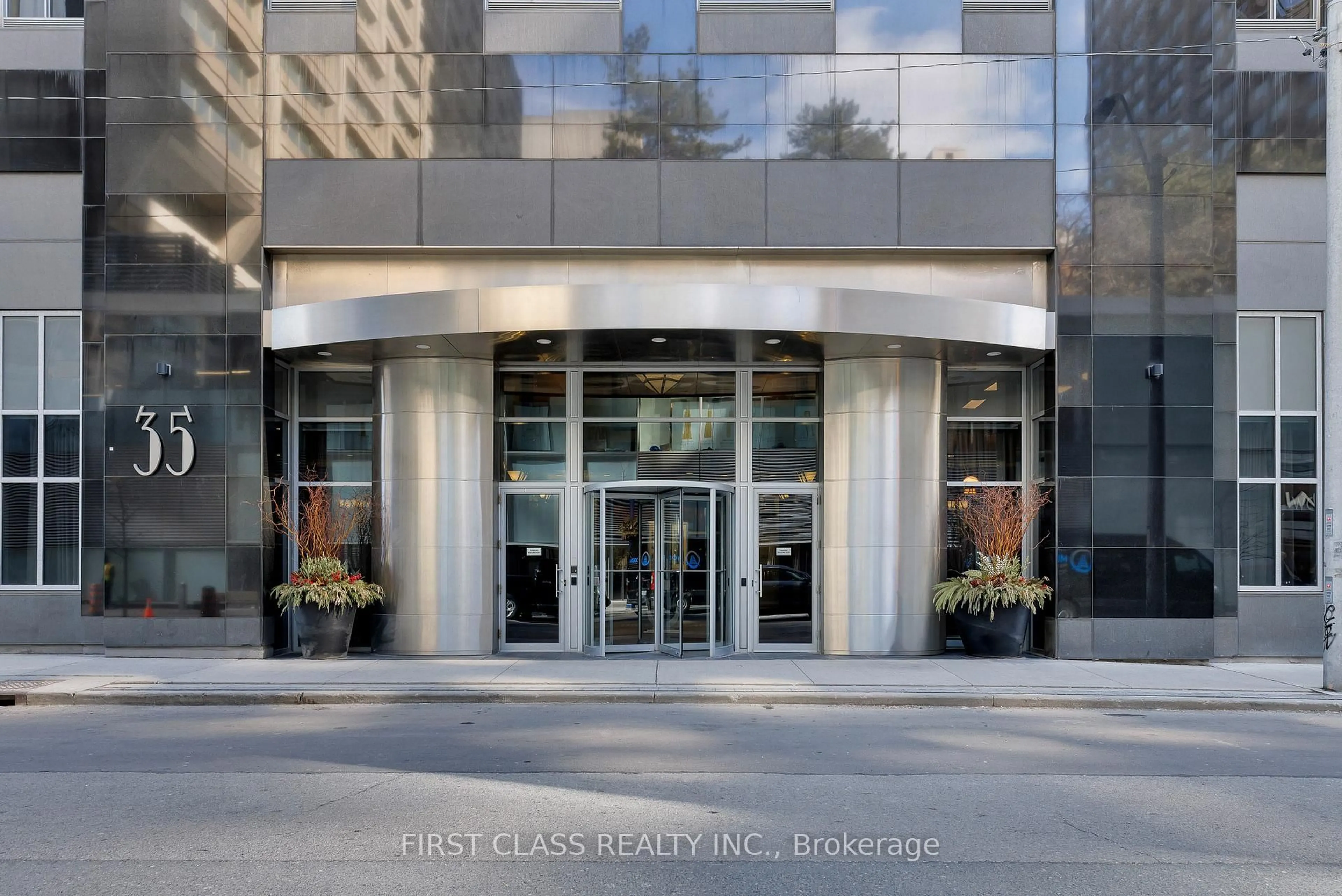 Indoor foyer for 35 Balmuto St #2208, Toronto Ontario M4Y 0A3