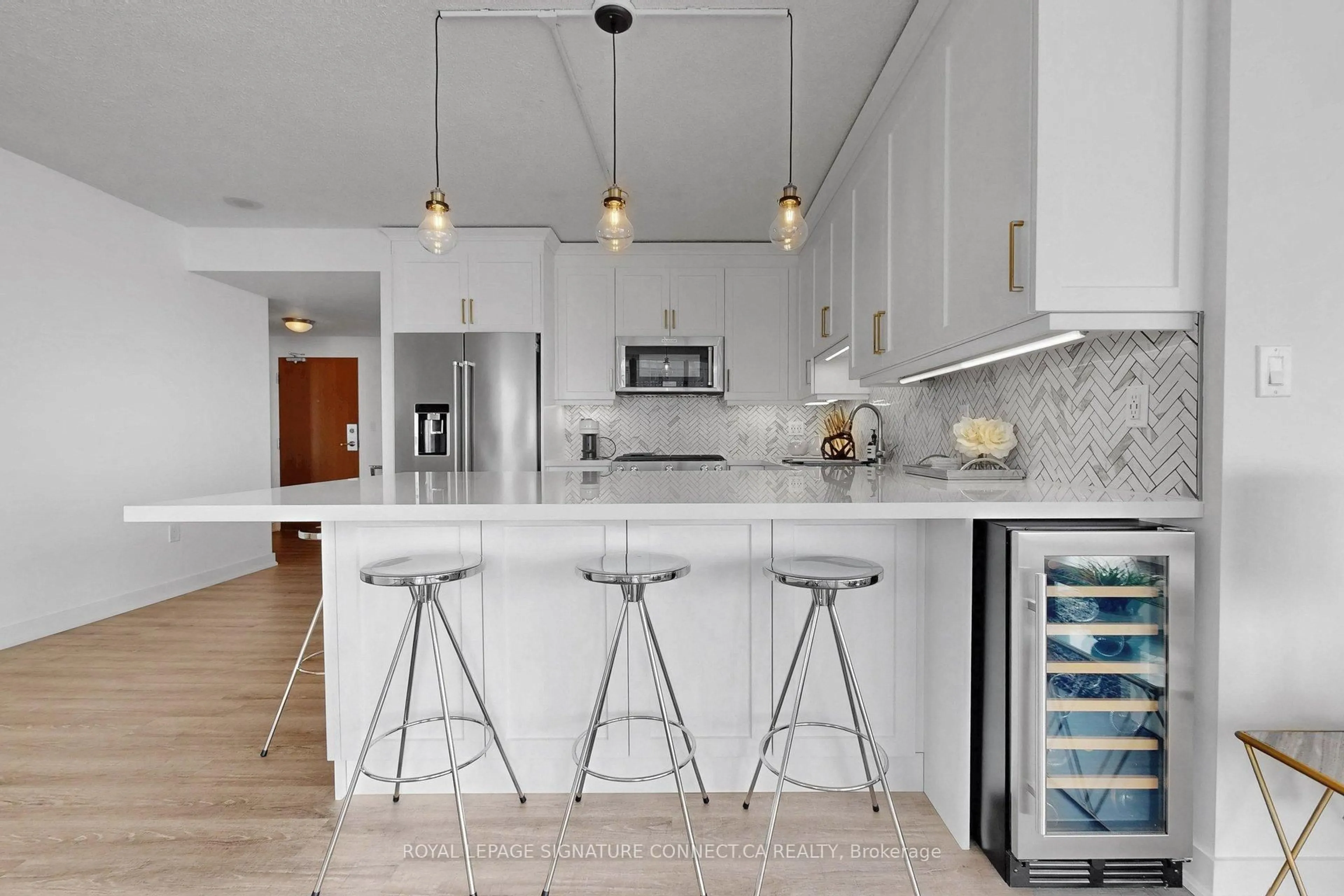 Contemporary kitchen, ceramic/tile floor for 35 Mariner Terr #2712, Toronto Ontario M5V 3V9