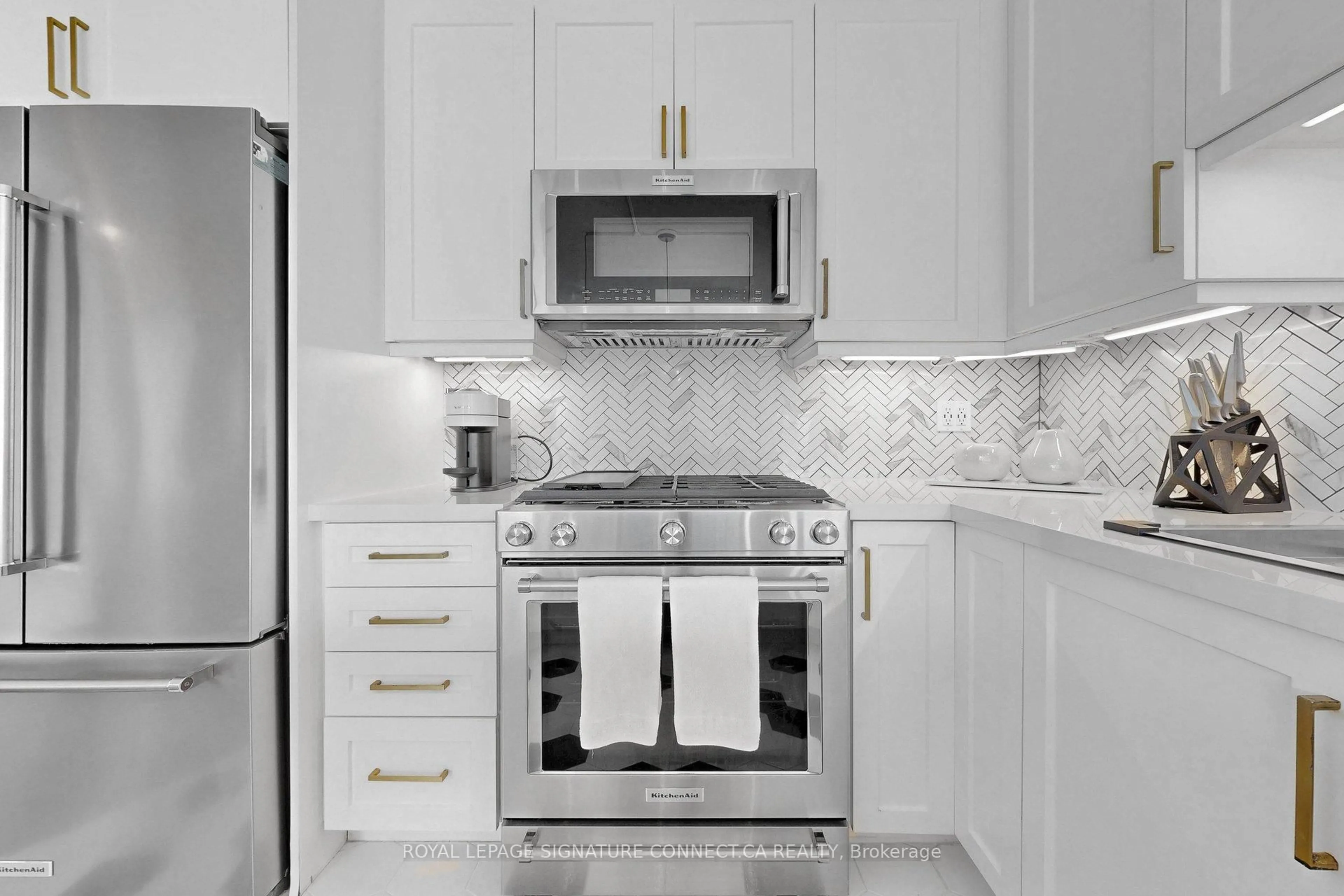 Standard kitchen, ceramic/tile floor for 35 Mariner Terr #2712, Toronto Ontario M5V 3V9