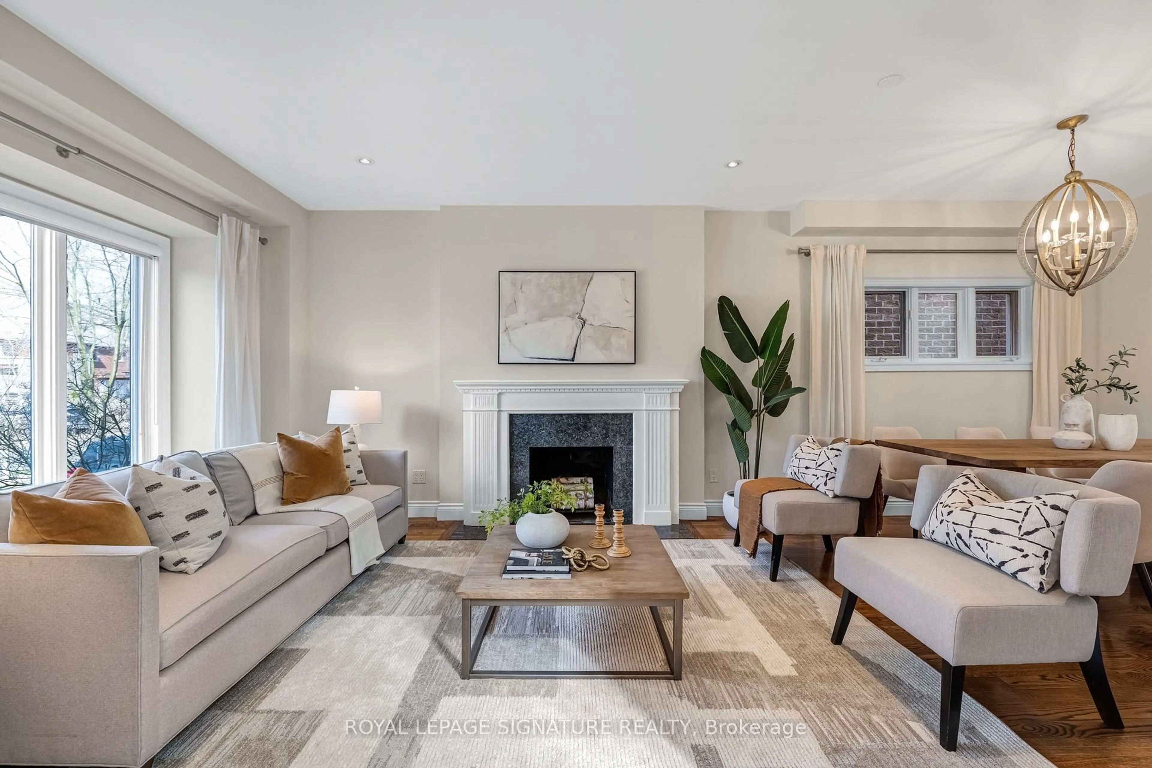 Living room with furniture, unknown for 343 Sutherland Dr, Toronto Ontario M4G 1J7