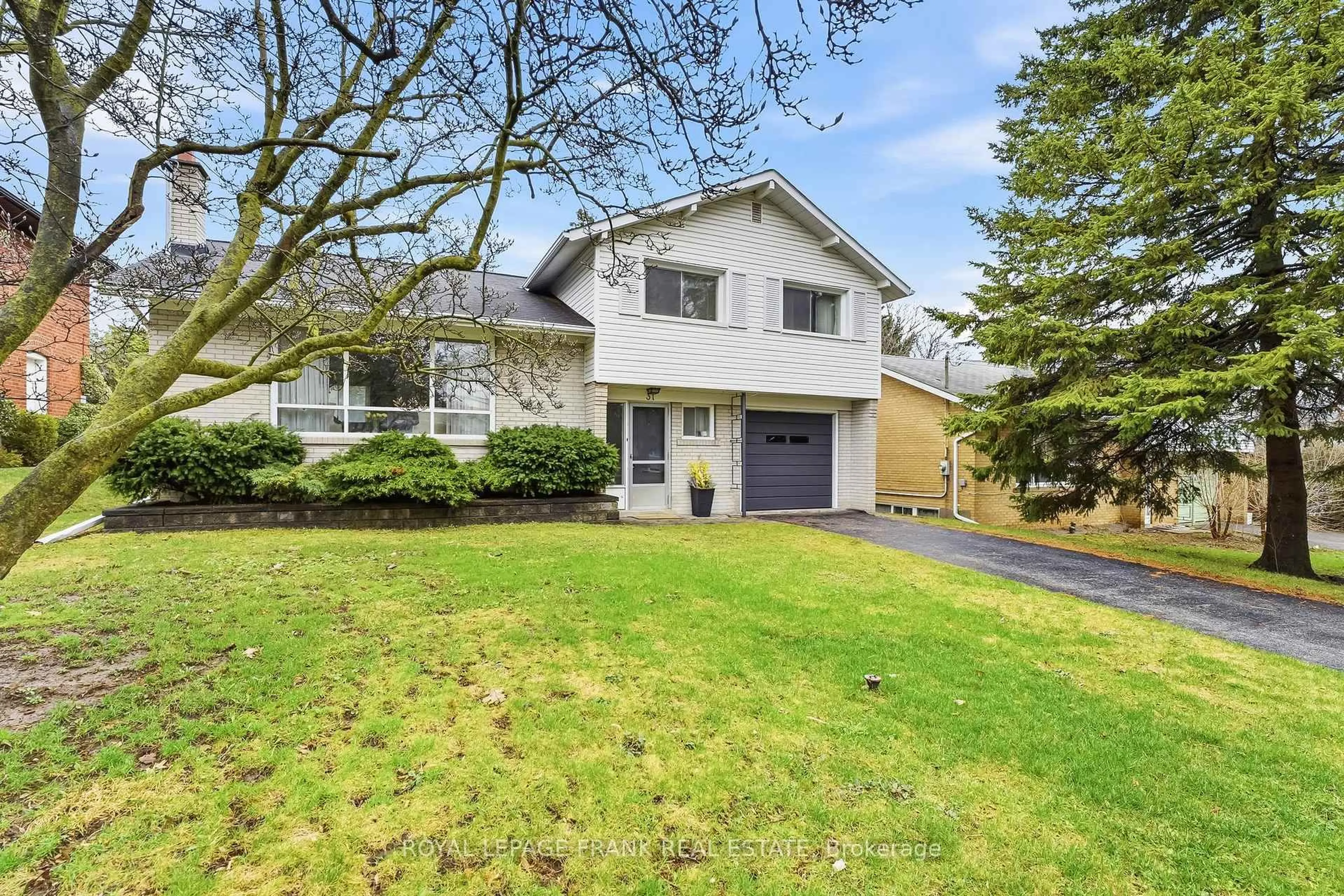 Home with vinyl exterior material, street for 31 Cobham Cres, Toronto Ontario M4A 1V7