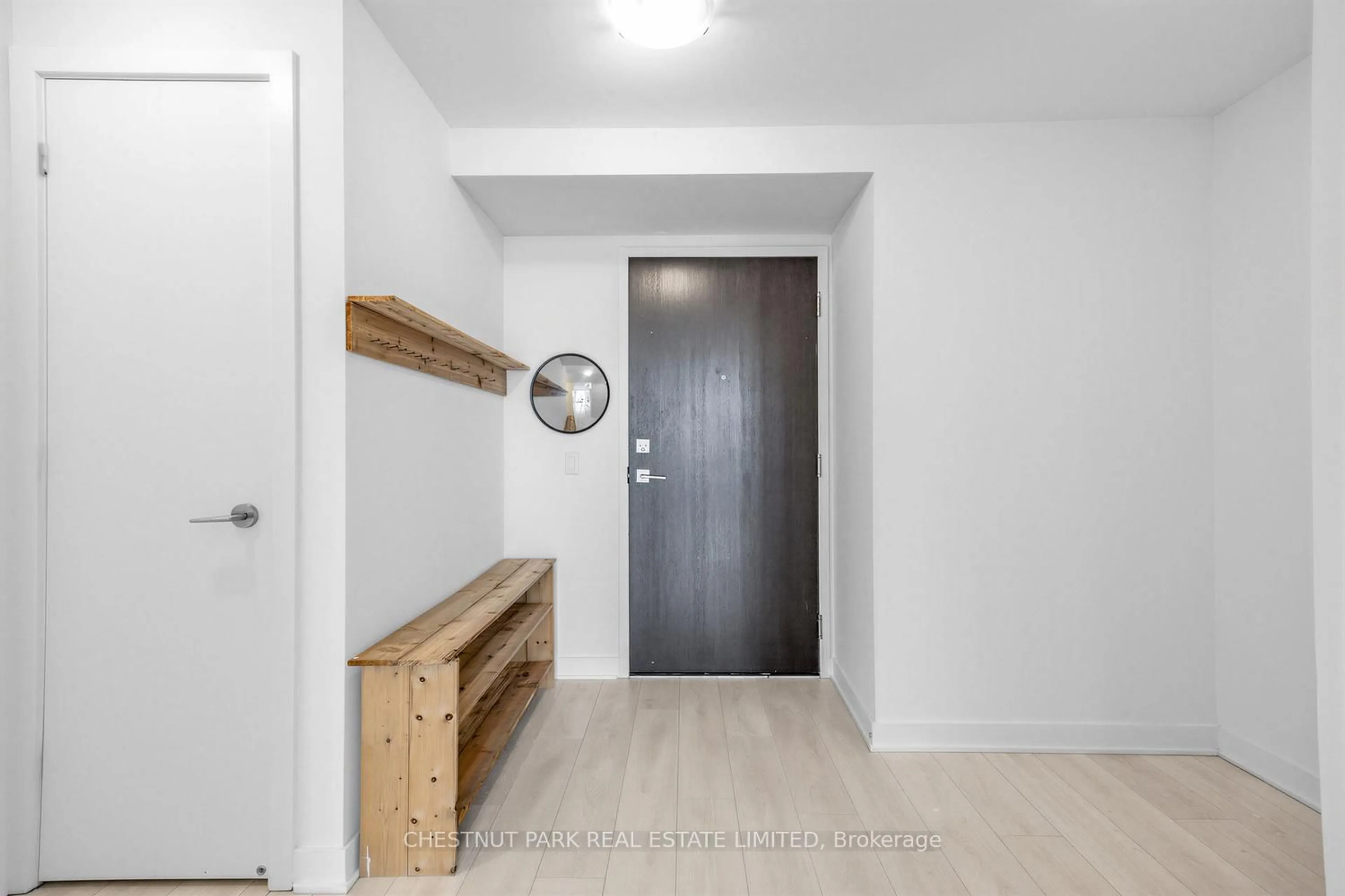 Indoor entryway for 2121 Yonge St #3010, Toronto Ontario M4S 2A8