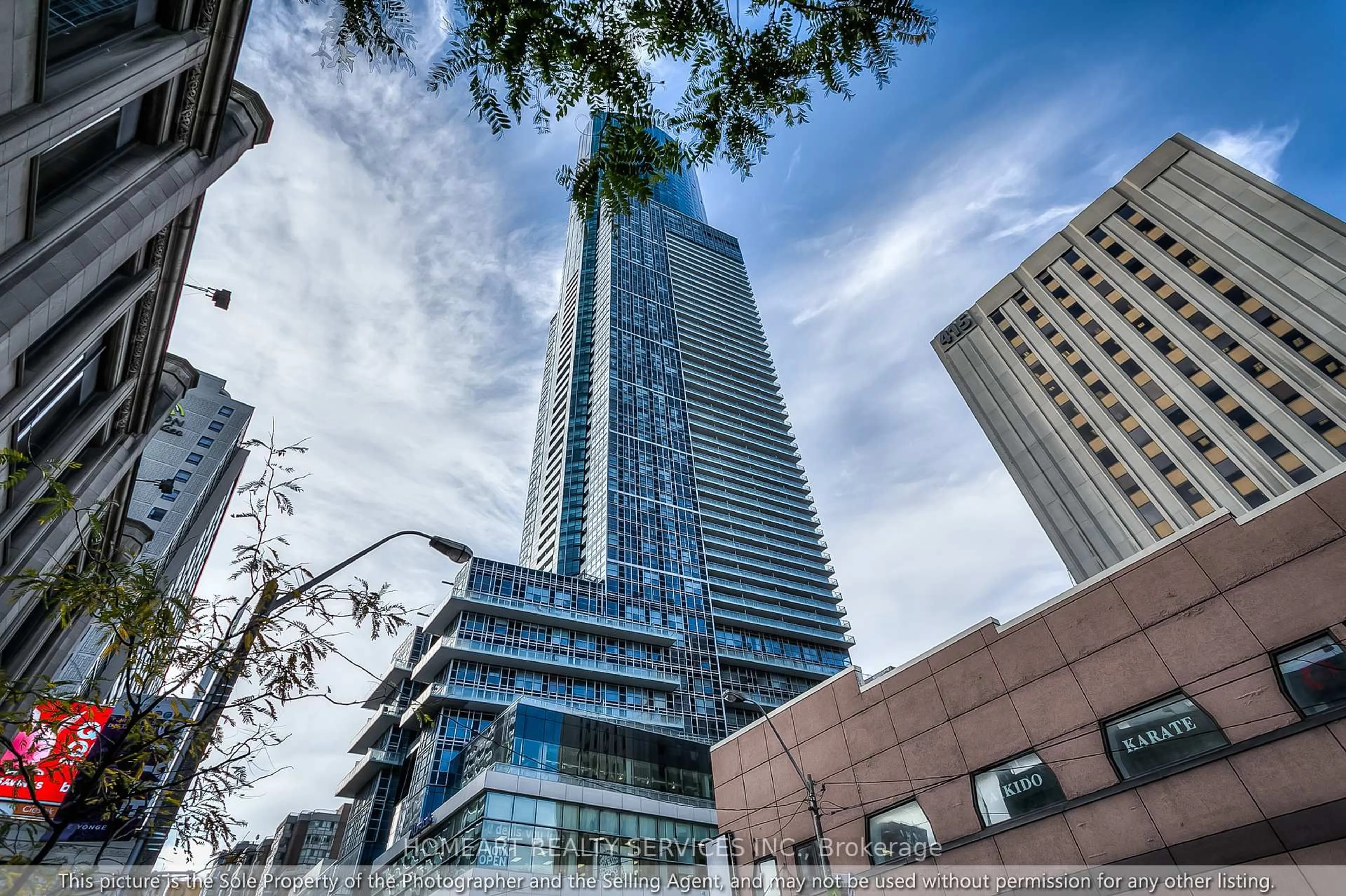 Indoor foyer for 386 Yonge St #3912, Toronto Ontario M5B 0A5